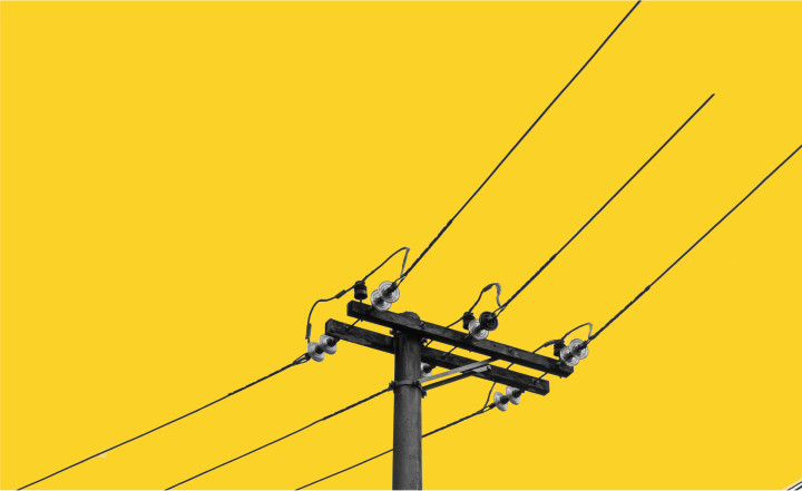Poste elétrico com fundo amarelo