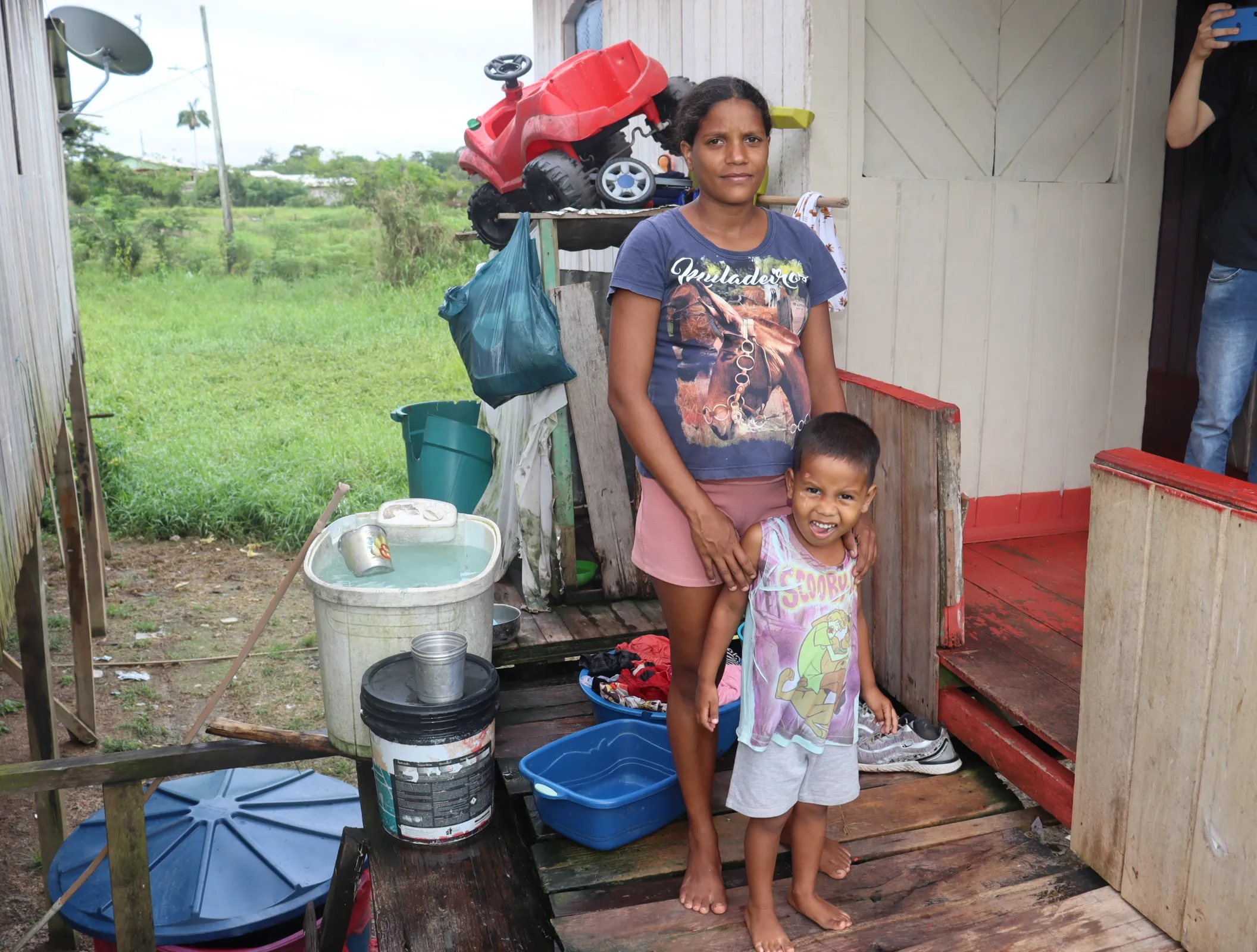 Antônia posa junto com filho Miguel no espaço aberto utilizado para o banho. Foto: Elias Nogueira