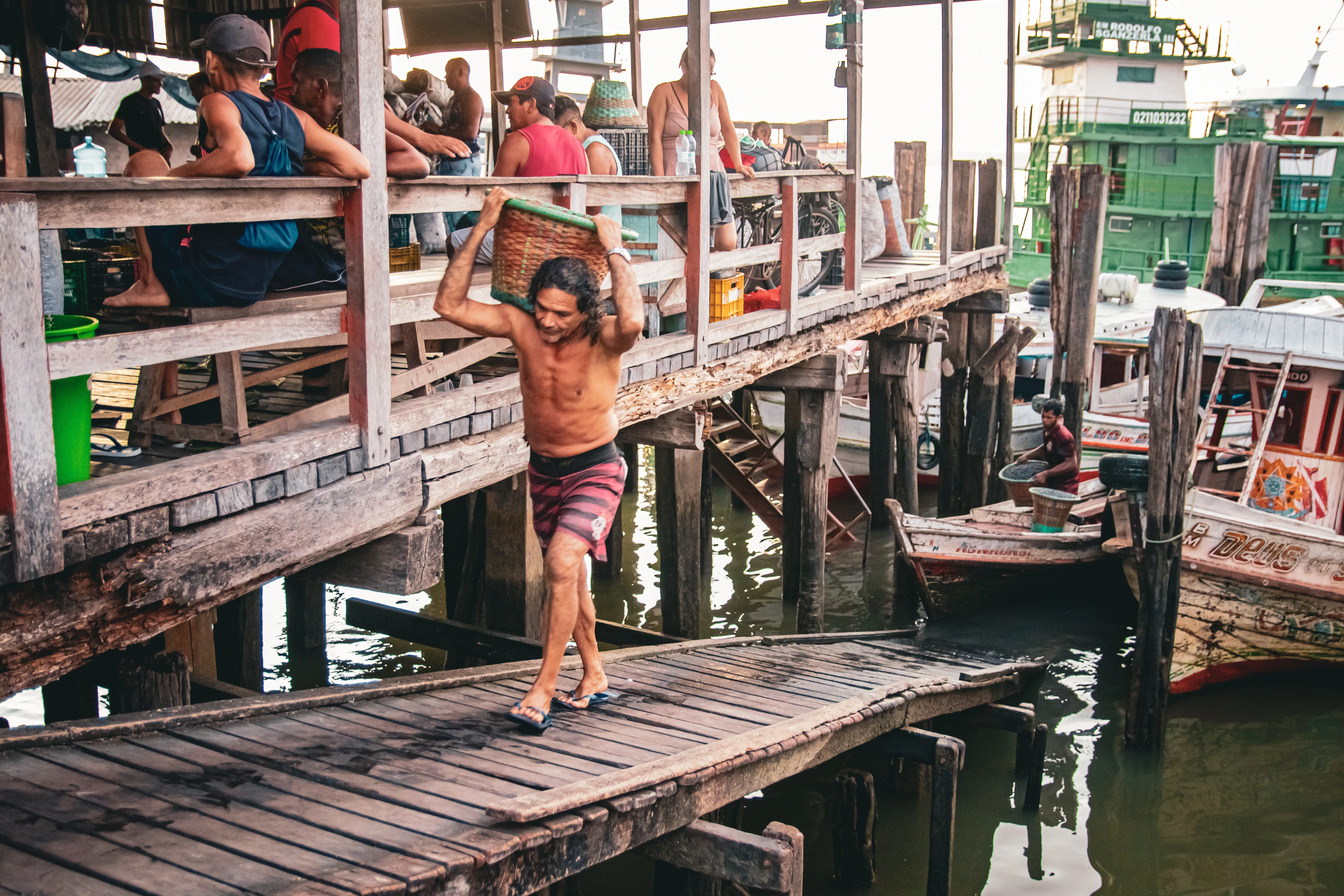 Carregador de açaí fazendo a retirada dos paneiros dos barcos. Foto: Harrison Lopes