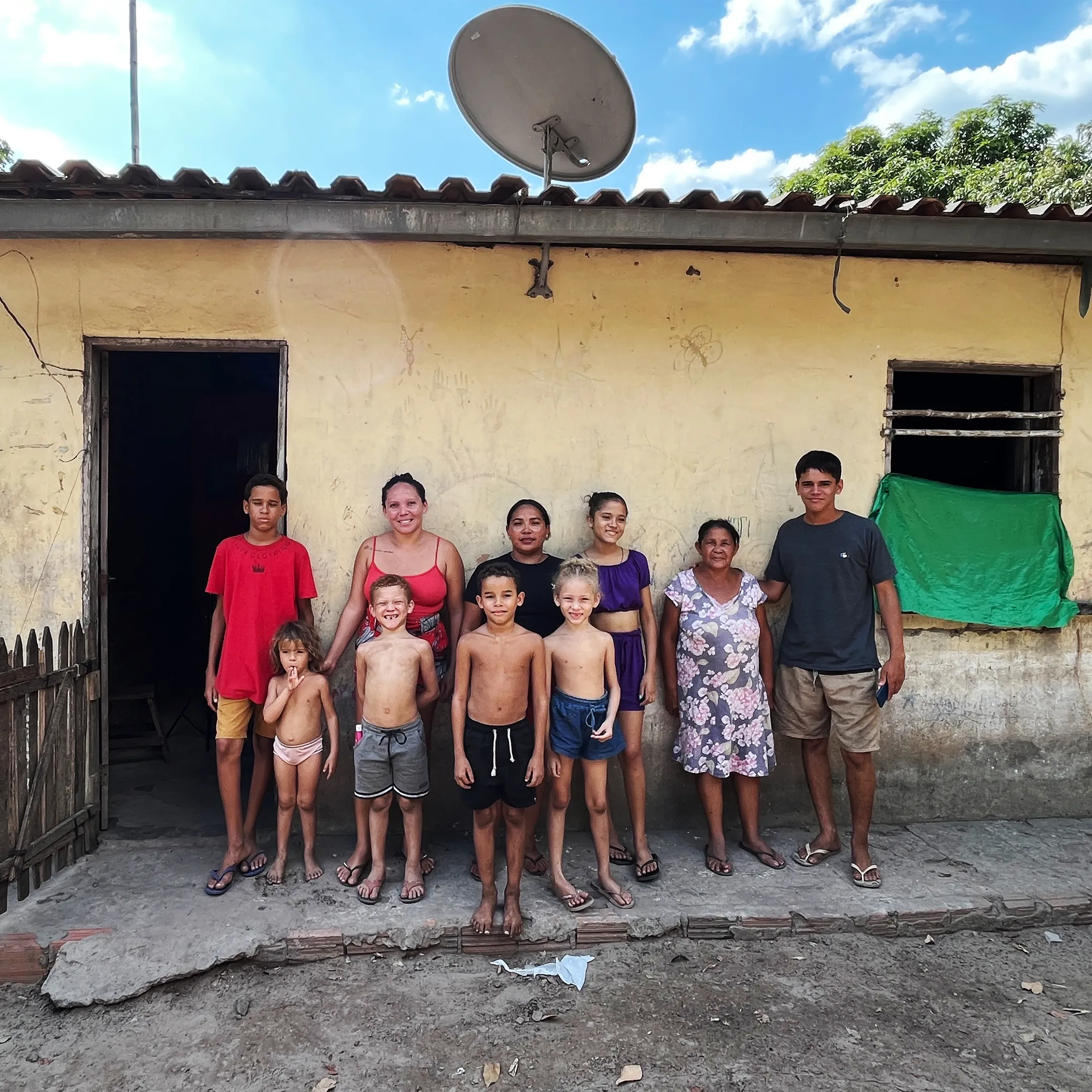 Moradores da residência que possui a única antena de internet via satélite na comunidade. Foto: Adriana Menezes