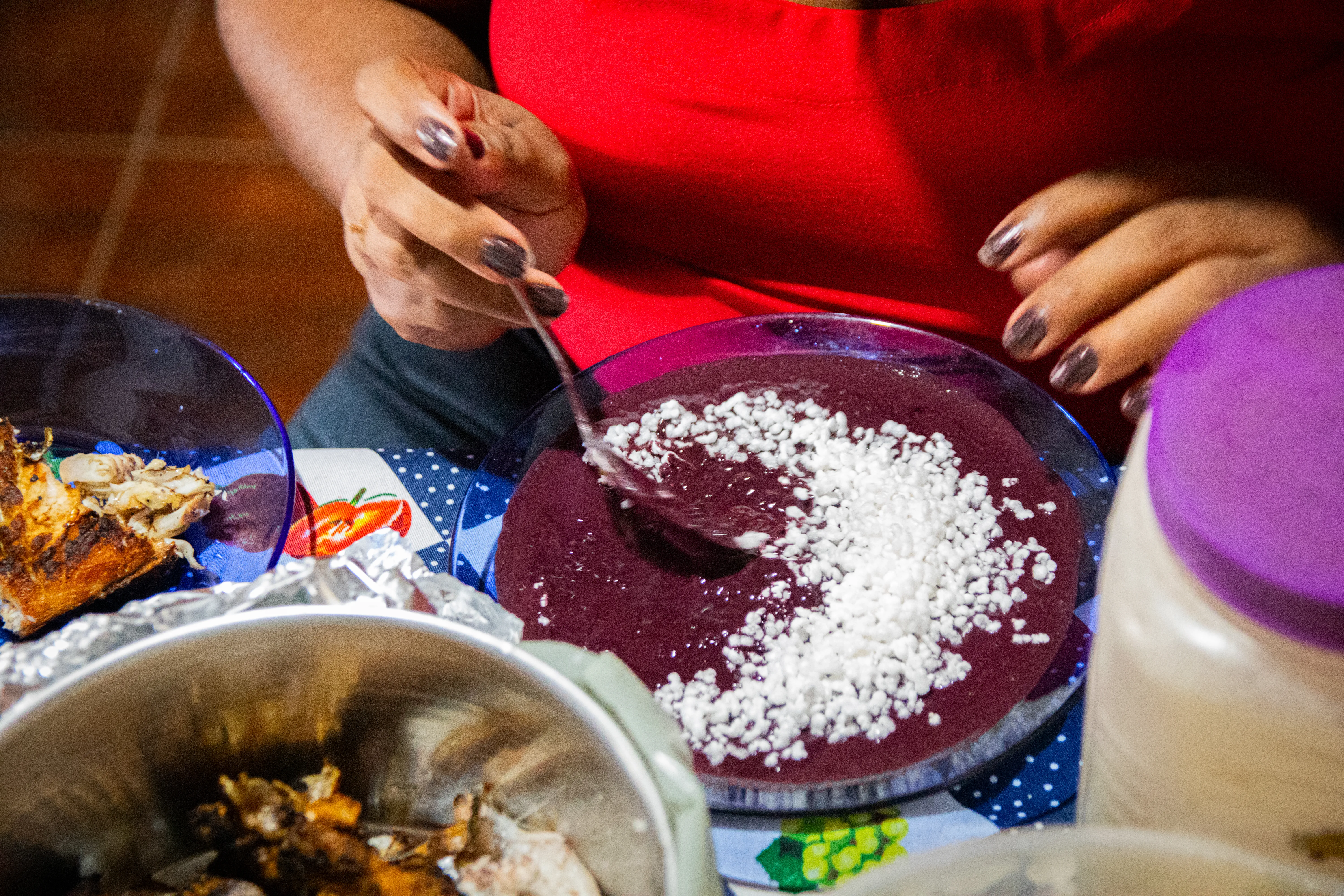 Modo tradicional paraense de comer açaí. Foto: Harrison Lopes