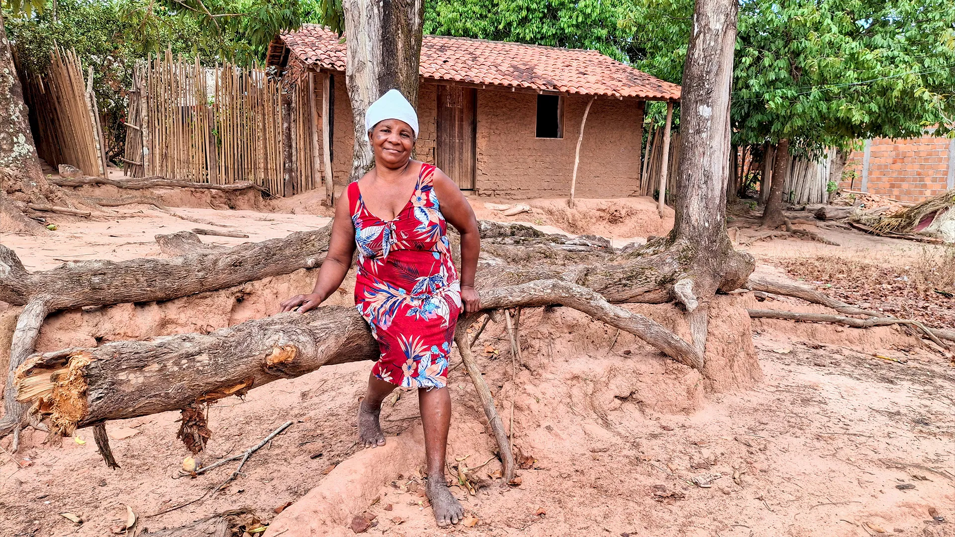 A lavradora Maria José em frente a casa de taipo no Quilombo Onça. Foto: Katherine Martins