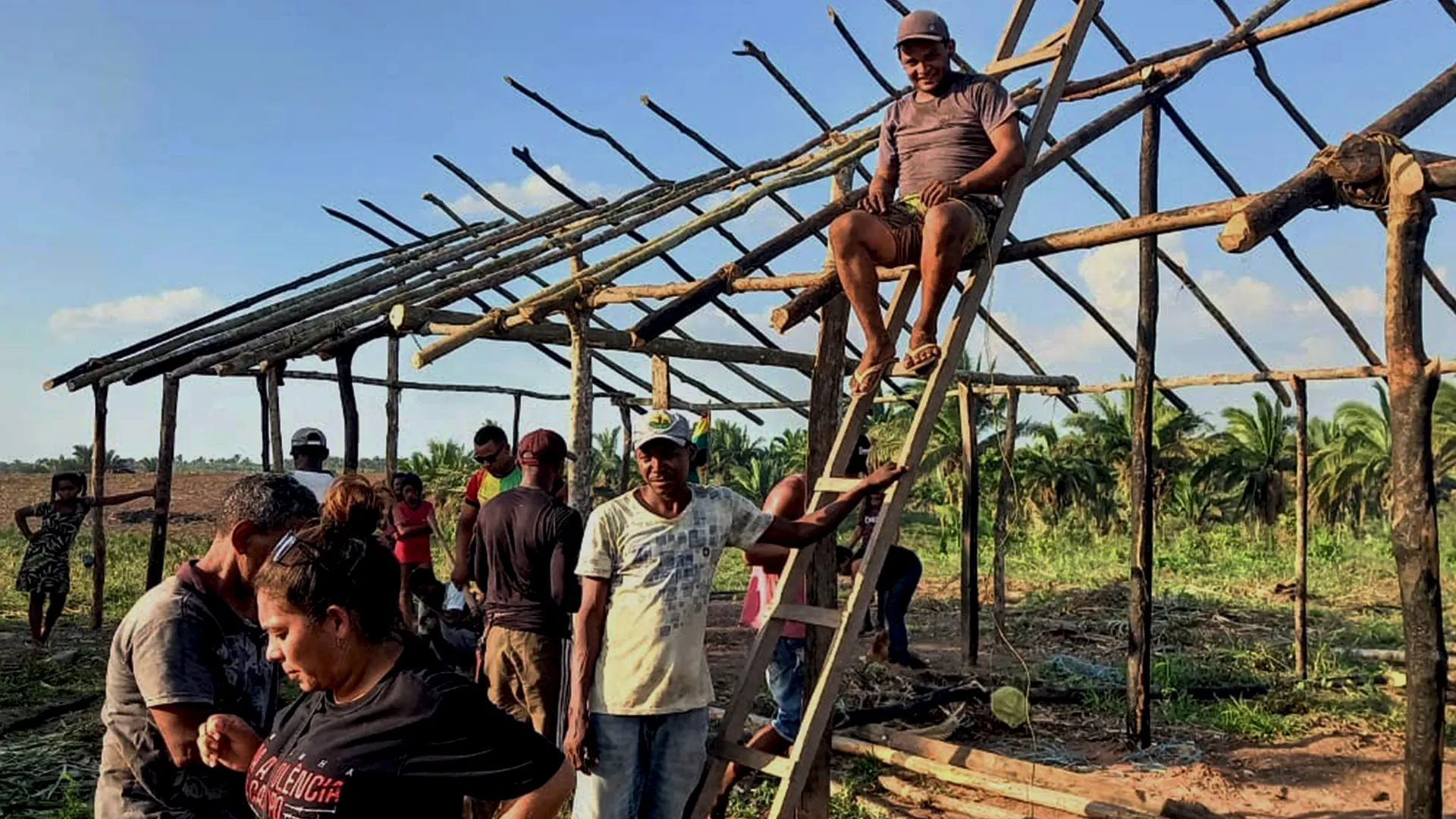 Construção da casa de taipo no Quilombo Onça. Foto: Antonio Jean (Gato Preto)