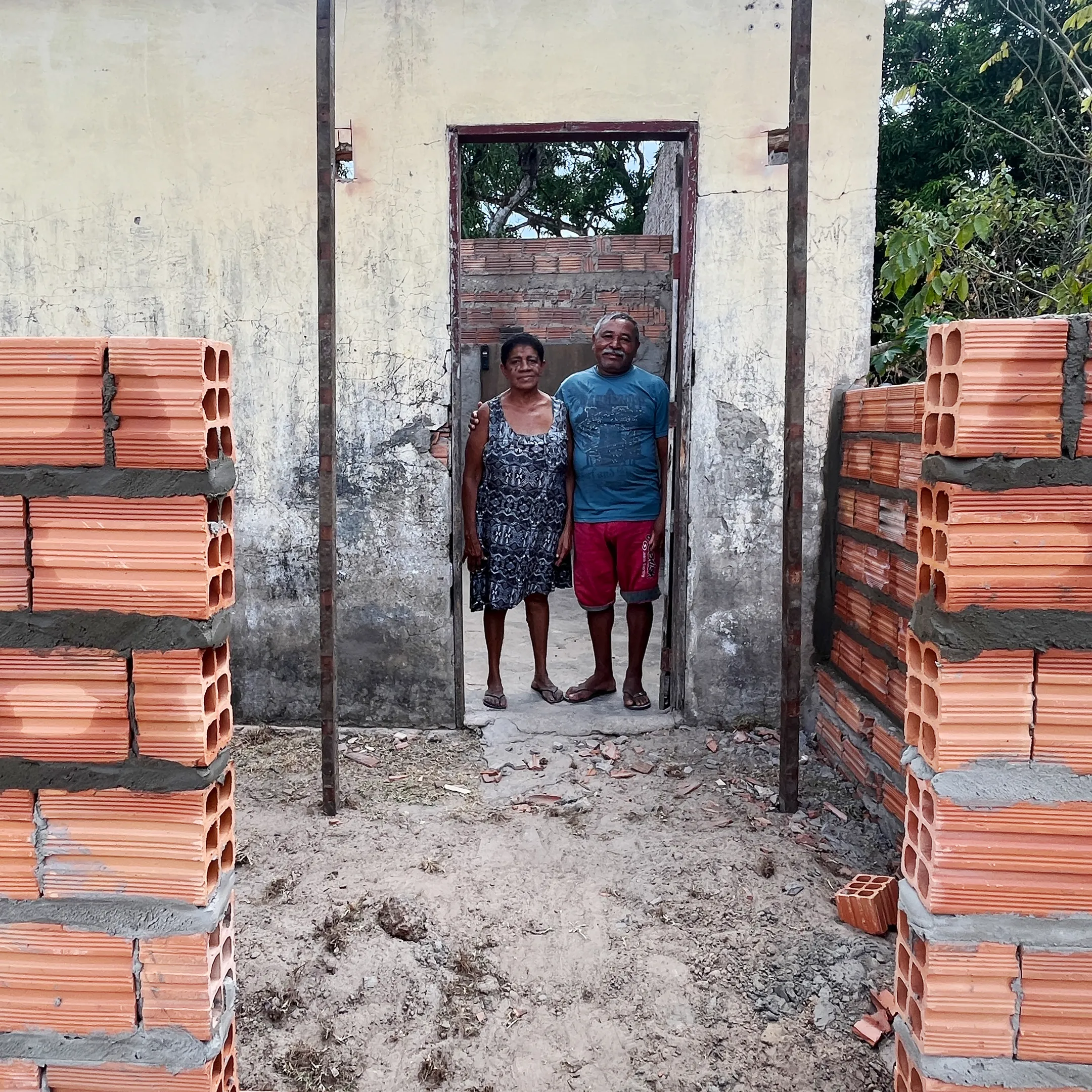 Dona Maria e seu Raimundo em frente a reforma de sua residência. Foto: Artur Oliveira