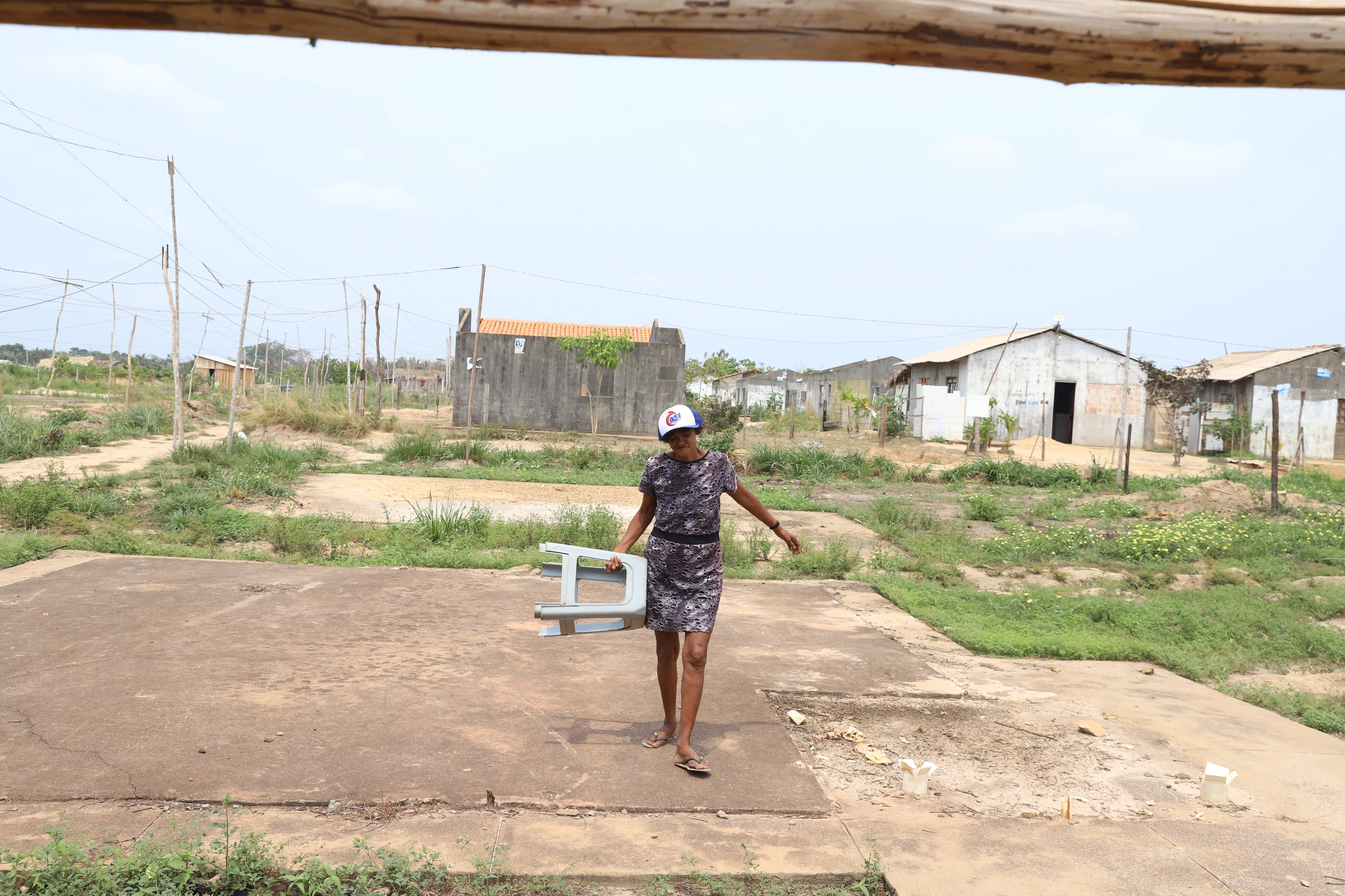 Dona Maria traz uma cadeira para a equipe se sentar e ouvir sua história. Foto: Evangelista Rocha