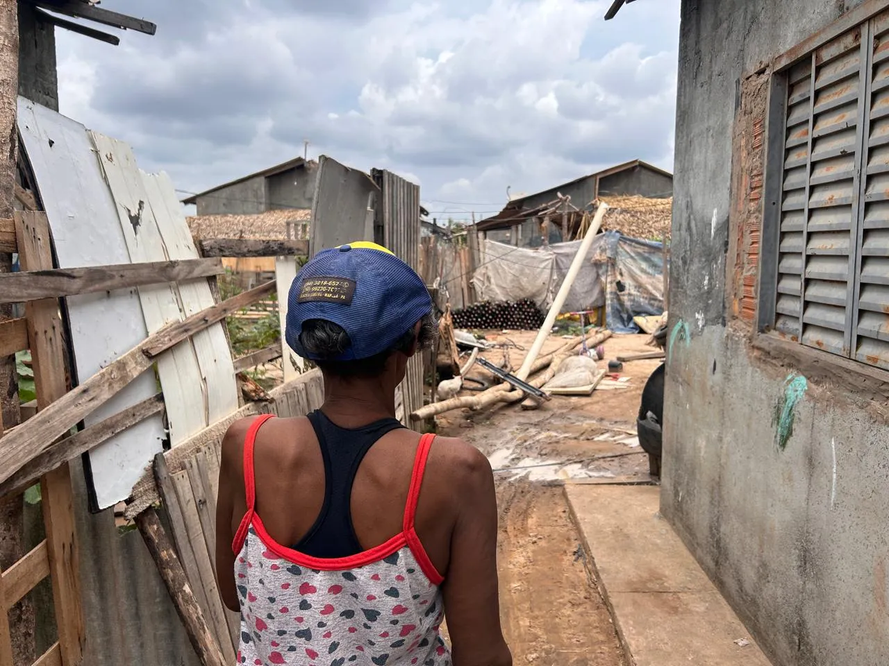 Dona Maria mostra à equipe o quintal de sua casa. Foto: Thays Araujo