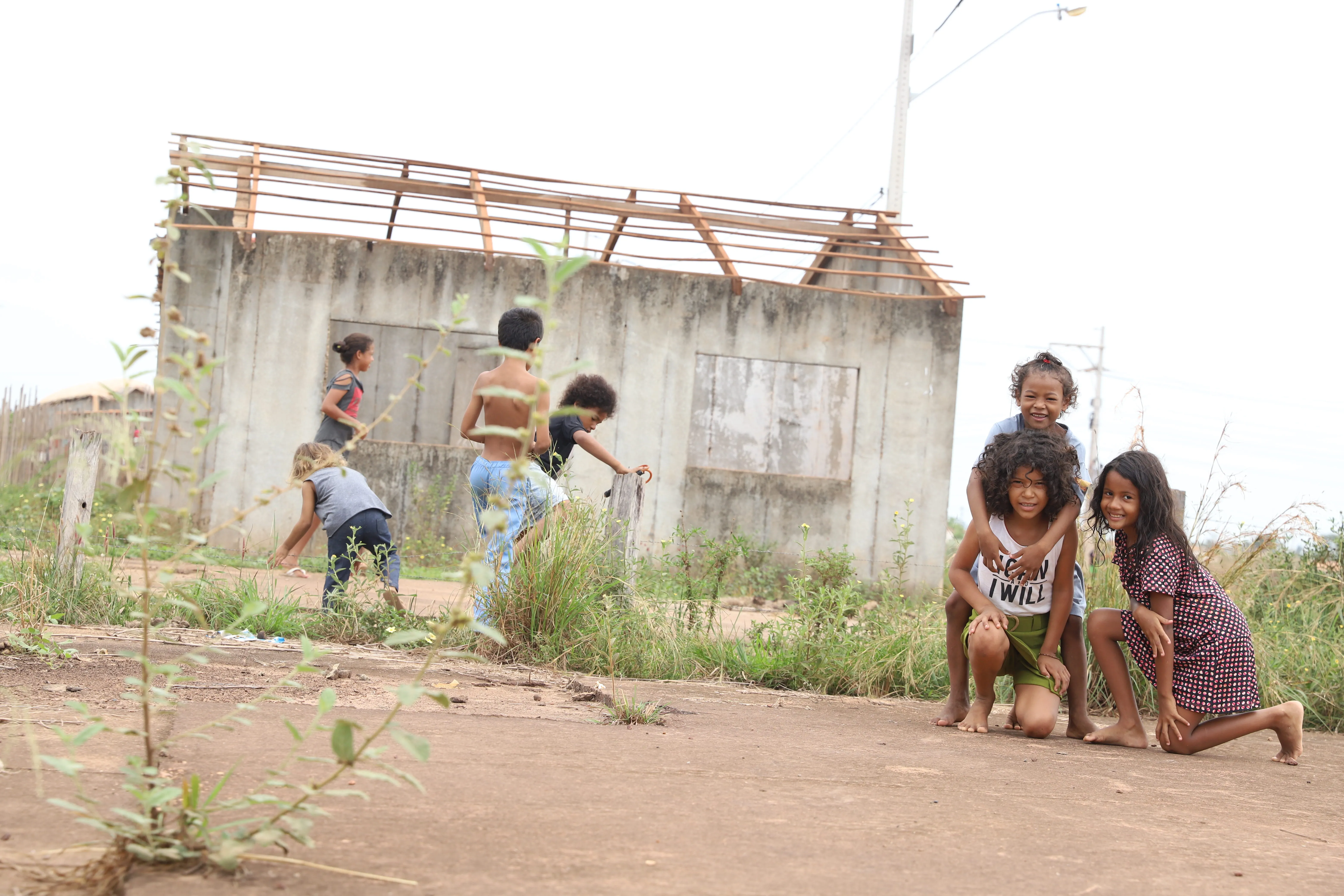 Brincadeiras de criança ao relento que não parecem se importar. Foto: Evangelista Rocha