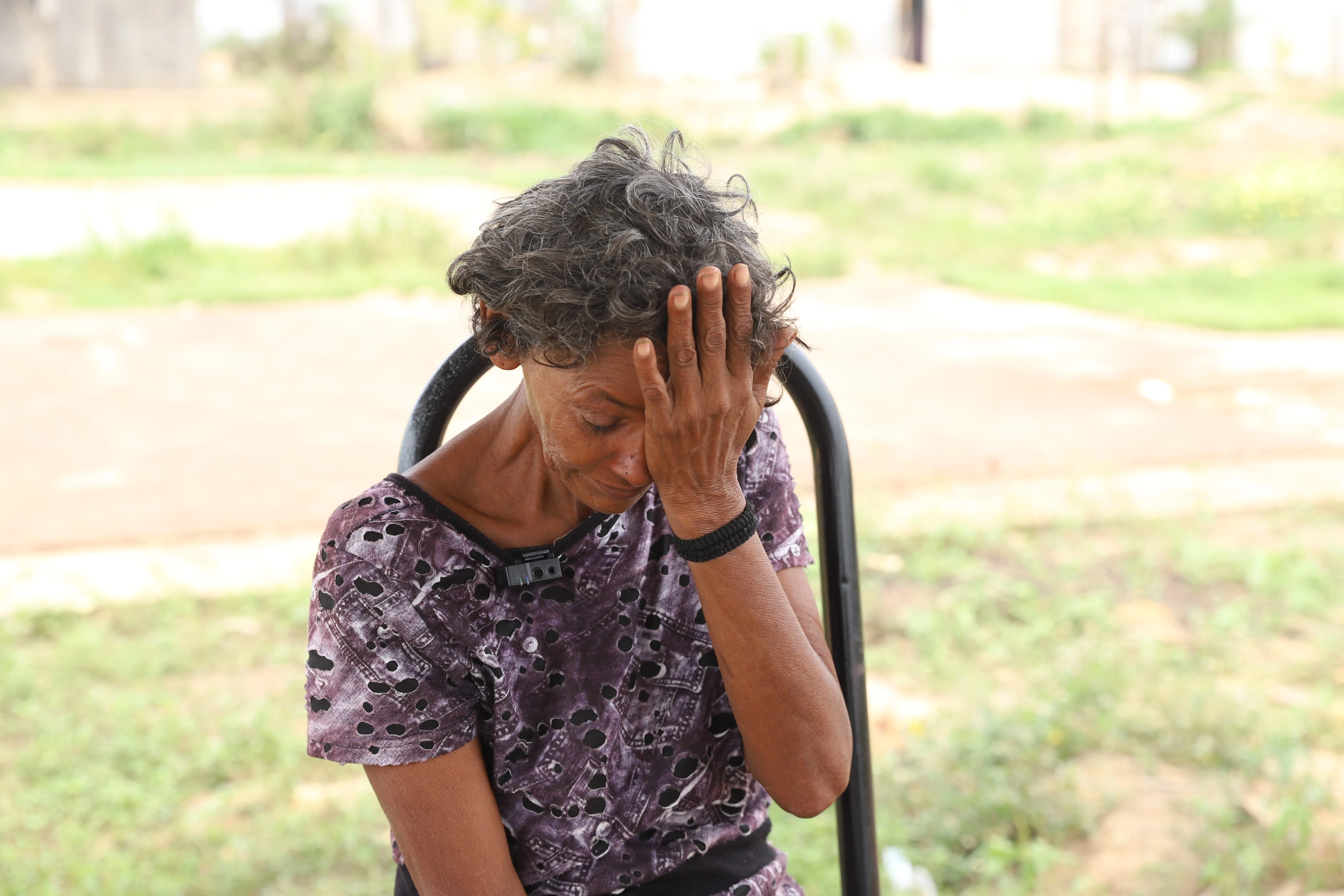 Dona Maria Aparecida chora ao lembrar sua história de vida. Foto: Evangelista Rocha