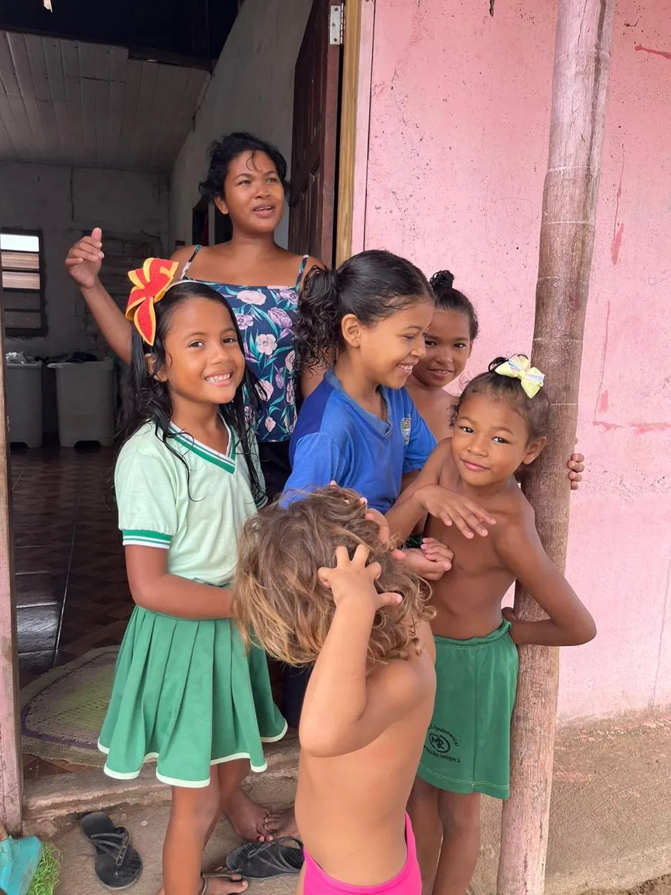 Filhas de Maria Hernanda se preparam para ir à escola. Foto: Thays Araujo