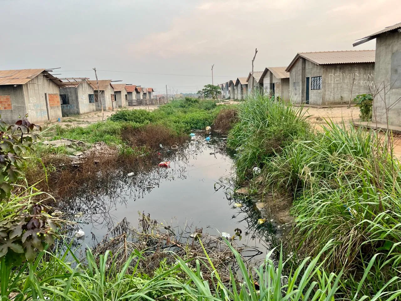 A falta de infraestrutura passou a fazer parte do cotidiano dessas pessoas. Foto: Ulisses Pompeu