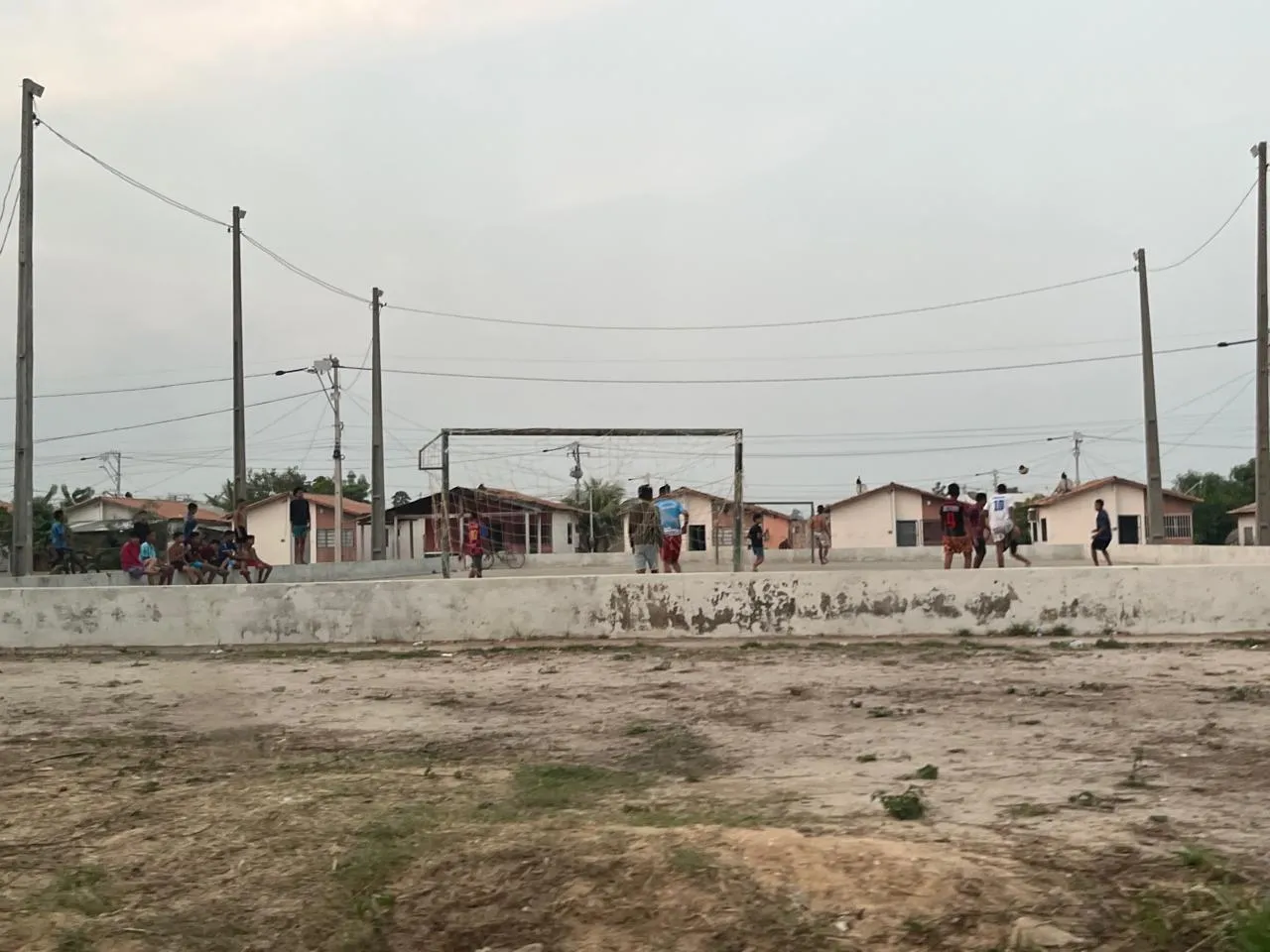 Espaço de lazer abandonado poderia ser aproveitado pelas crianças do residencial. Foto: Ulisses Pompeu