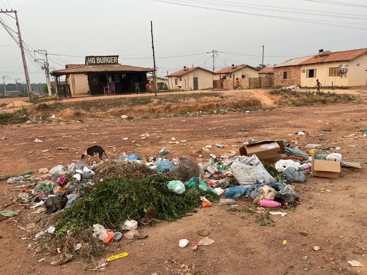 A falta de coleta de lixo é um dos visuais mais comuns da ocupação. Foto: Ulisses Pompeu