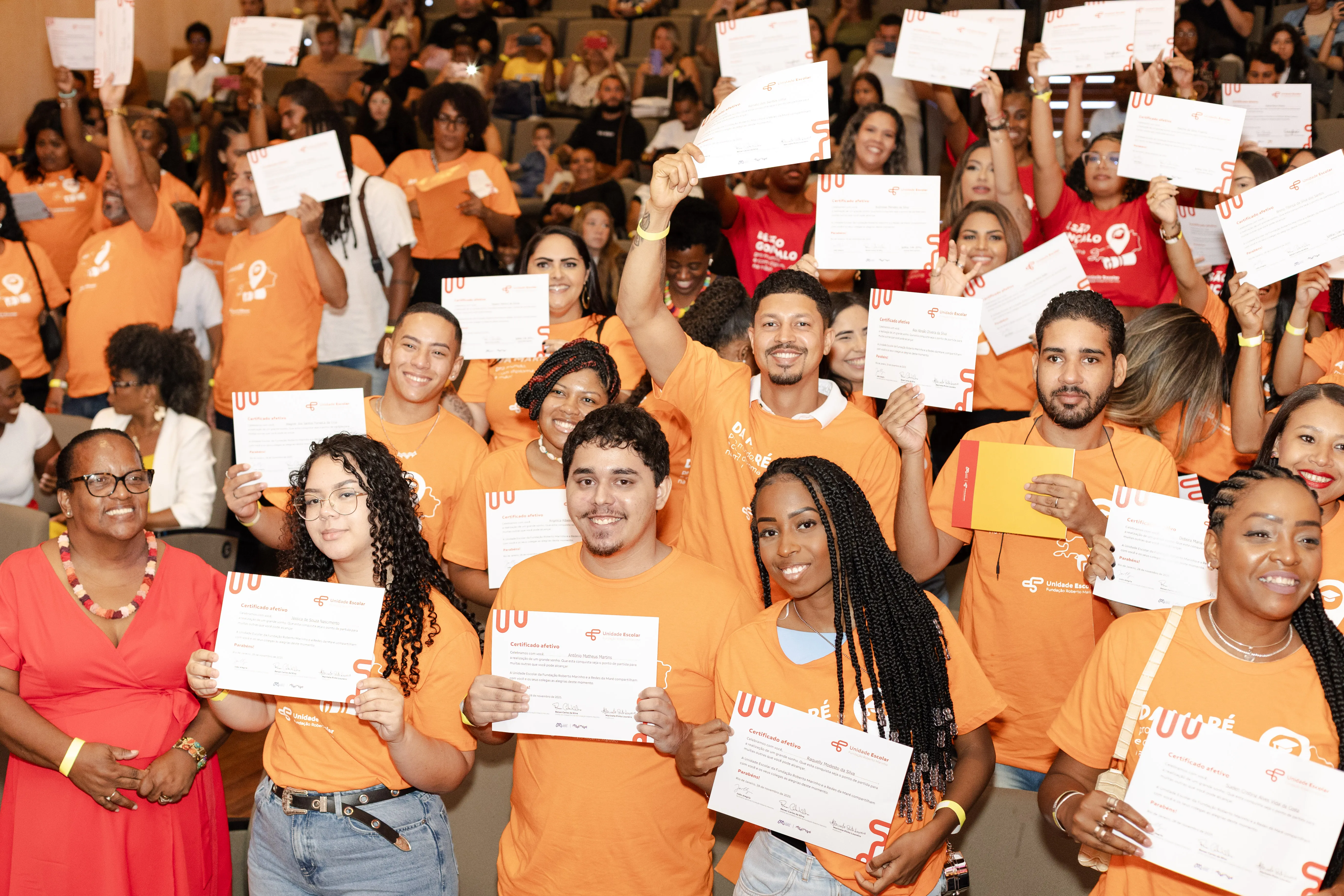 Estudantes da Unidade Escolar FRM com certificados