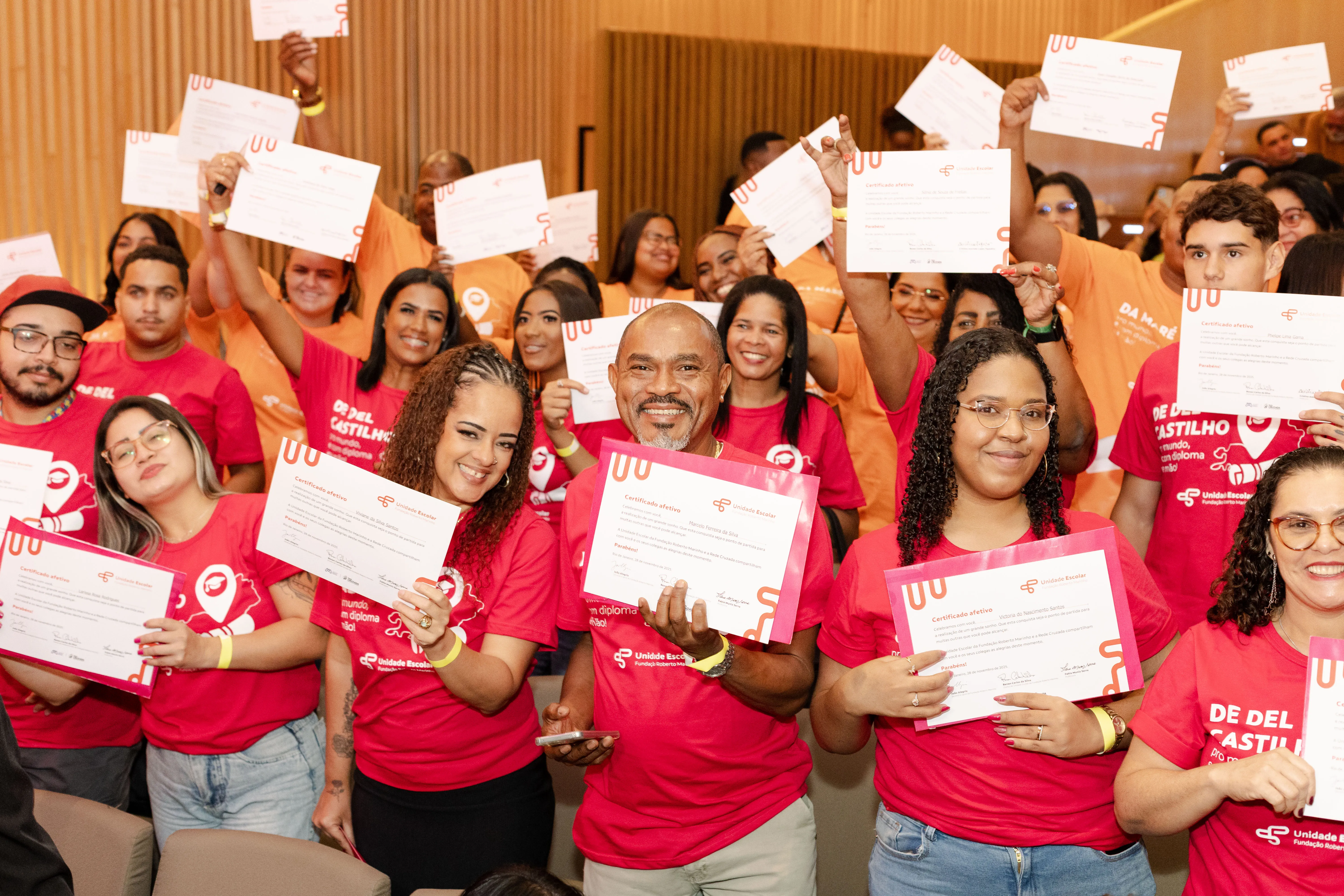 Estudantes da Unidade Escolar FRM com certificados