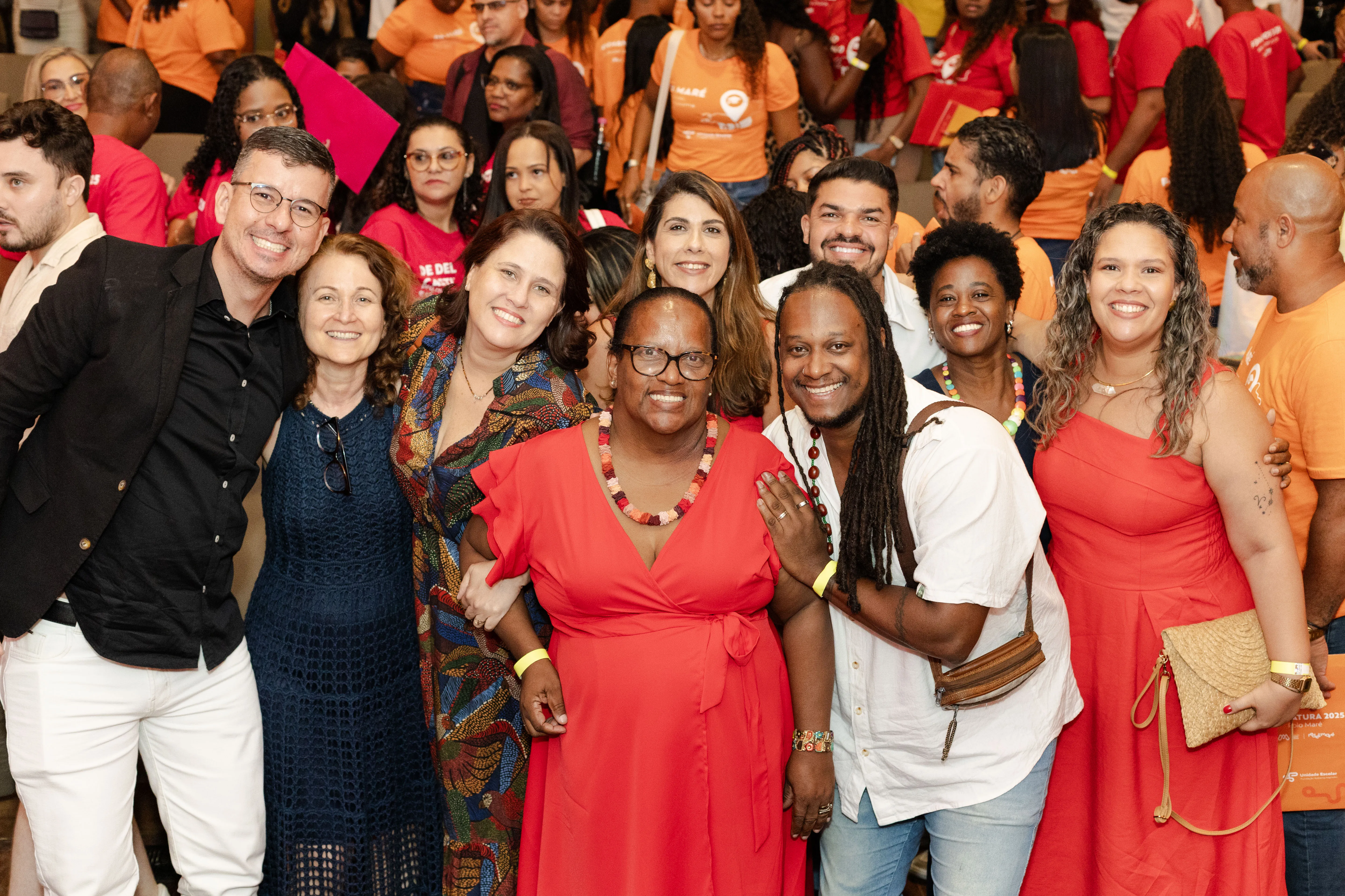 Professores da Unidade Escolar posam na formatura
