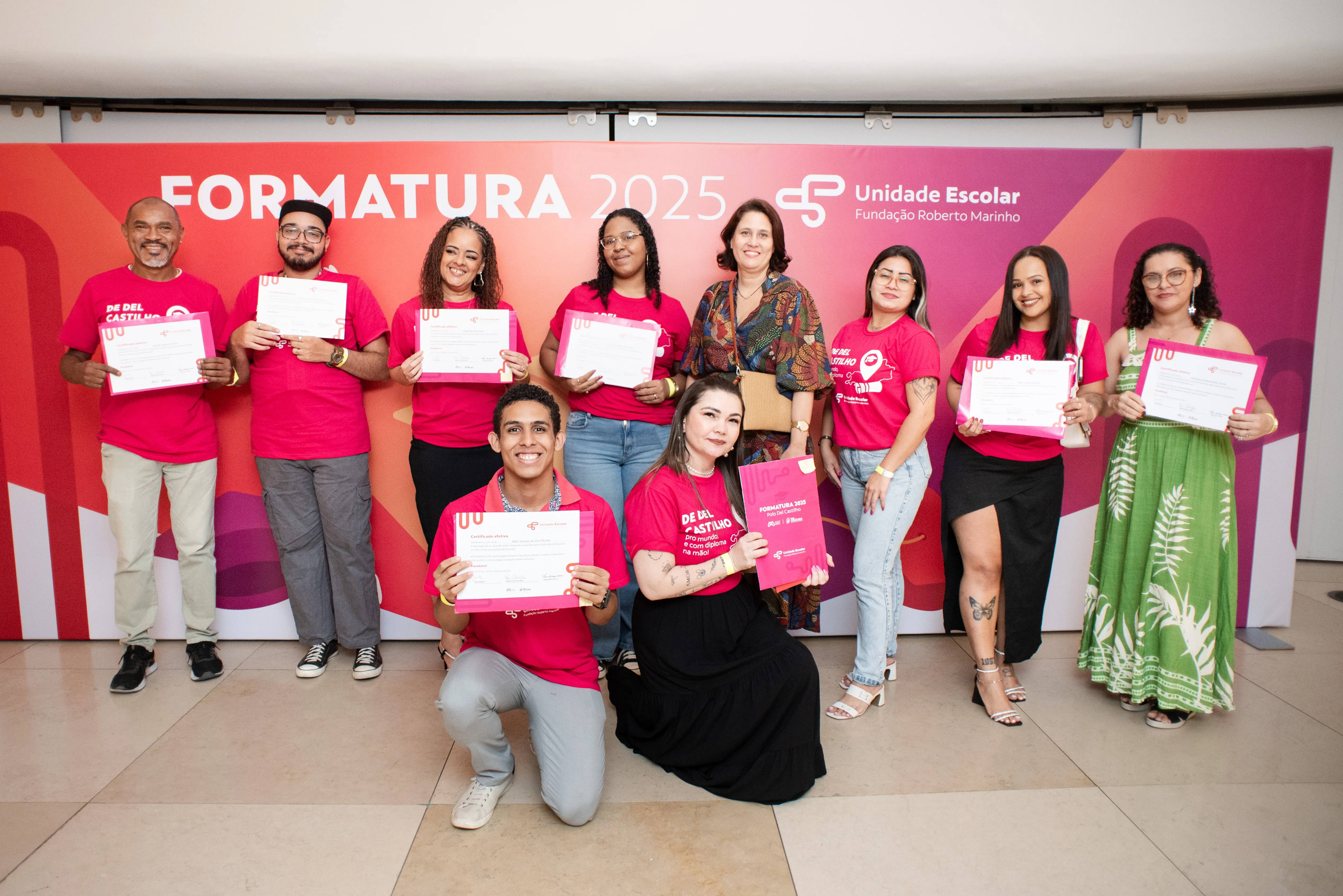 Estudantes da Unidade Escolar FRM com certificados
