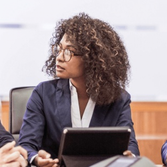 Mulher em reunião de escritório empresarial