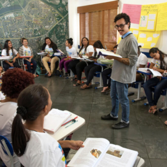 Professor na sala de aula
