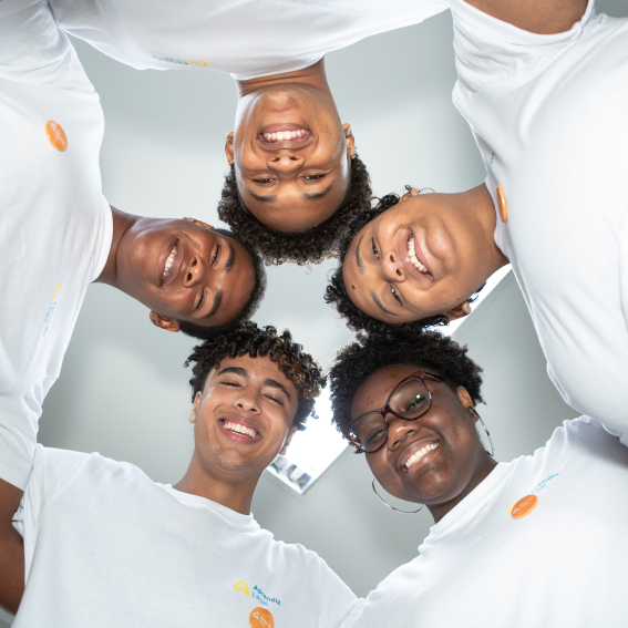 Jovens Aprendizes formam um círculo em volta da câmera