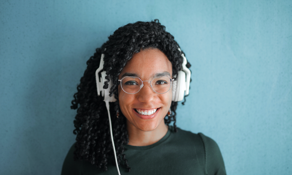 Mulher negra com um headphone.