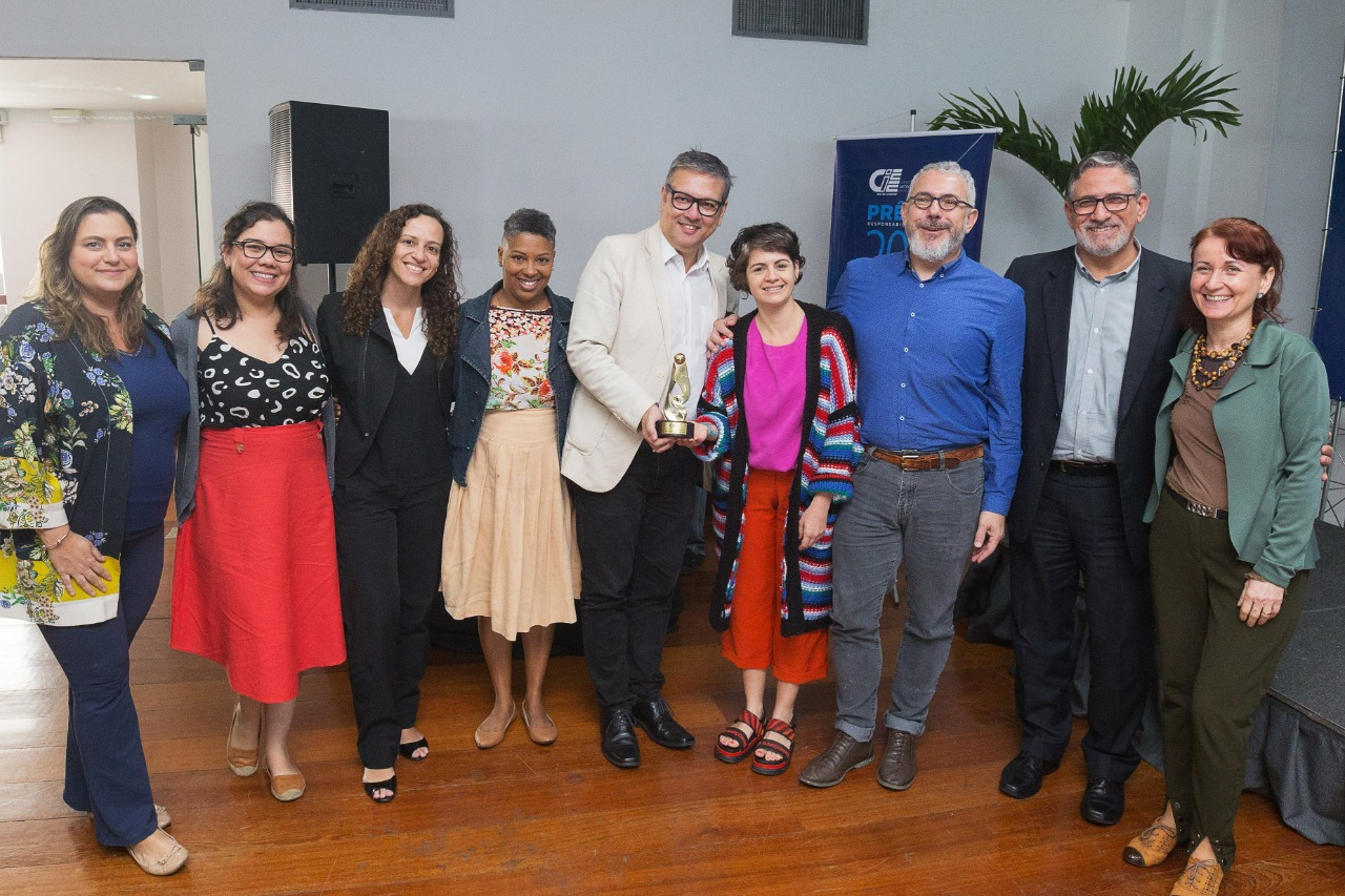 foto da equipe da FRM após o recebimento do Prêmio de Responsabilidade Social