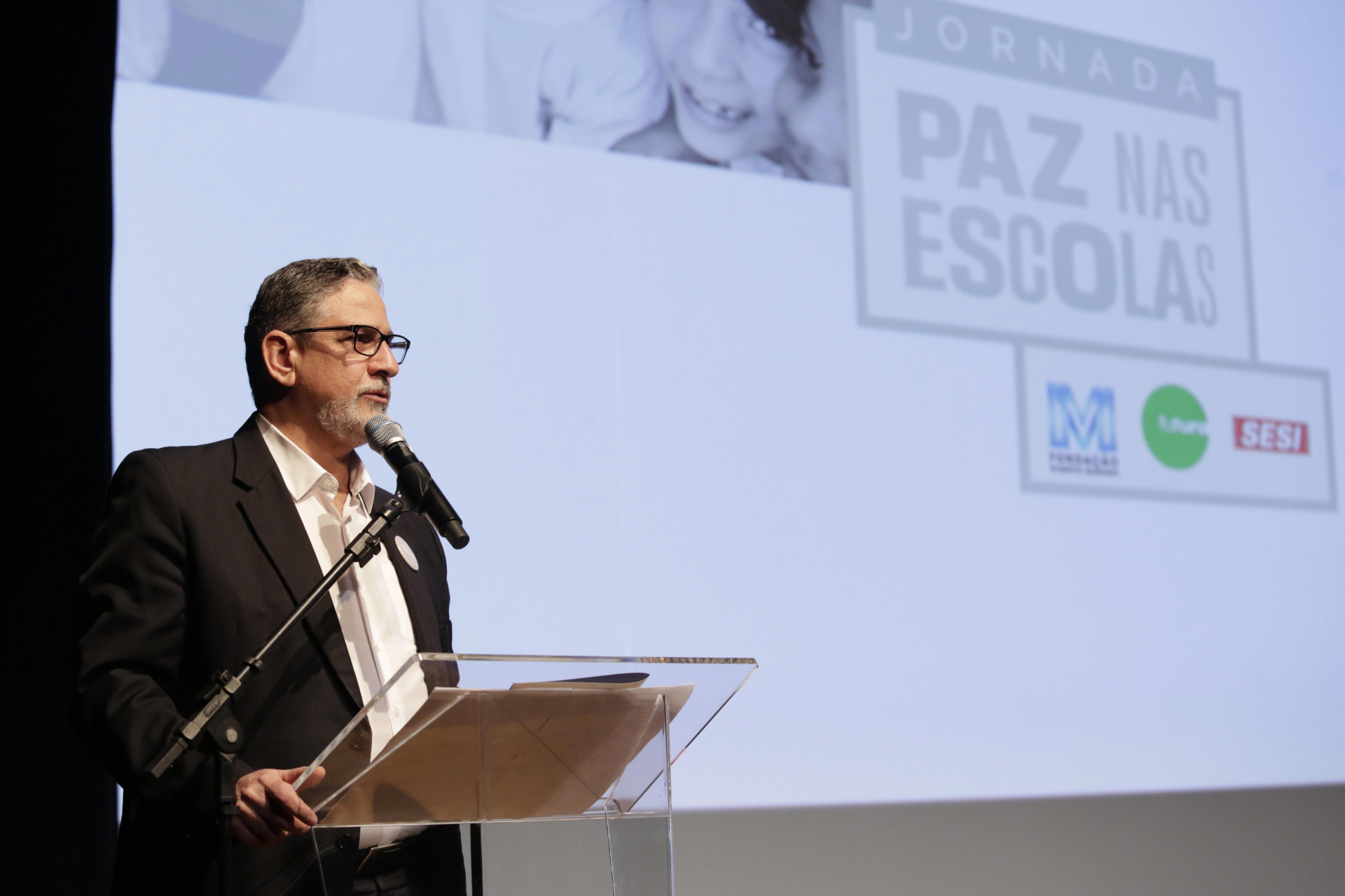 Wilson Risolia discursando no púlpito do evento Jornada Paz nas Escolas
