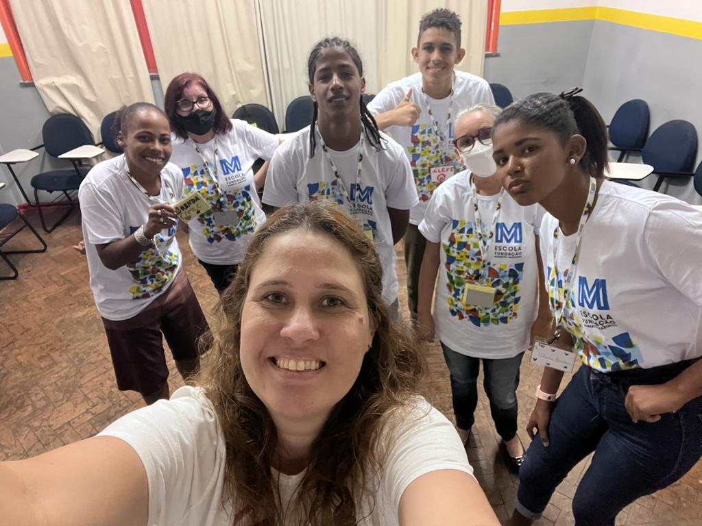 Professora Fabia e seus estudantes na sala de aula da Unidade Escolar da FRM do Centro