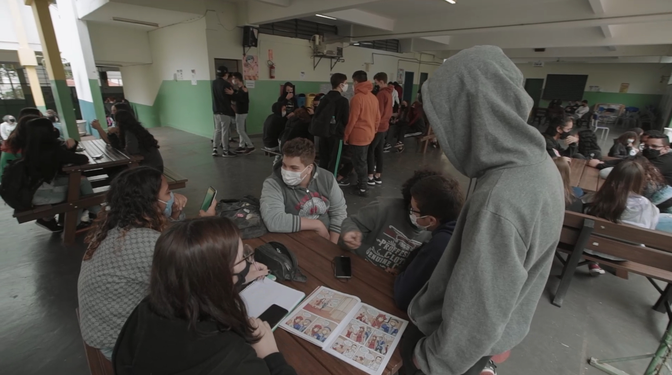 Jovens reunidos no pátio da escola.