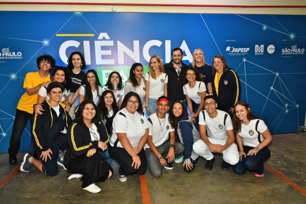 grupo de jovens e o youtuber Iberê Thenorio posando para uma foto no do lançamento do concurso Ciência para Todos