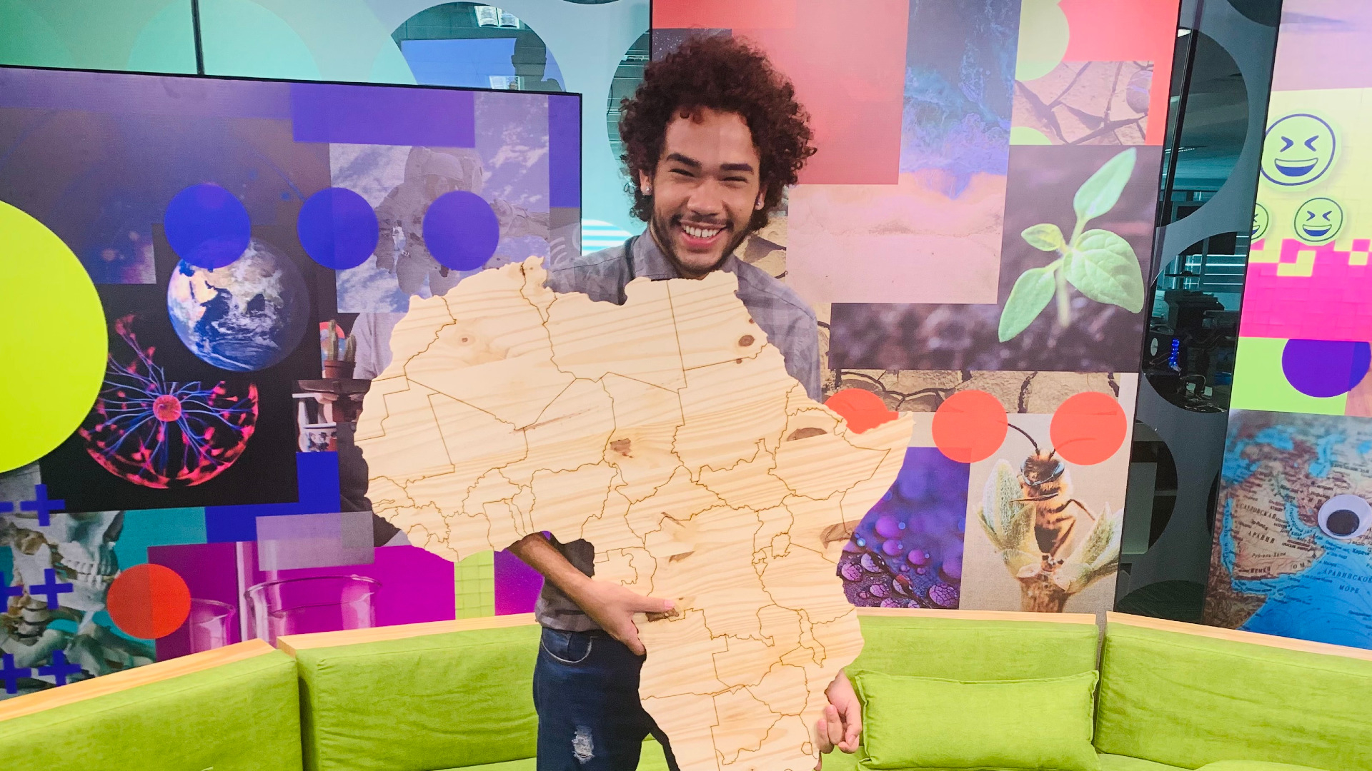 Homem segura, sorrindo, um mapa da África.