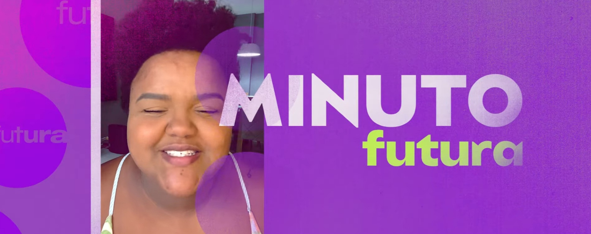 À esquerda, mulher negra sorri de olhos fechados. Fundo da imagem é lilás e nome do programa "Minuto Futura" aparece em branco, na primeira palavra, e amarelo, na segunda.