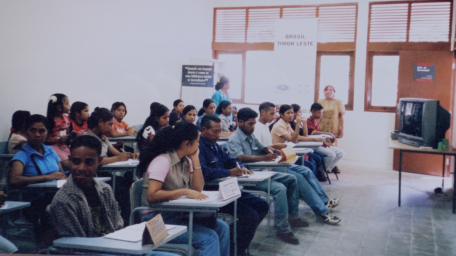 Diversos alunos em uma telessala no Timor-Leste. (Foto: divulgação)
