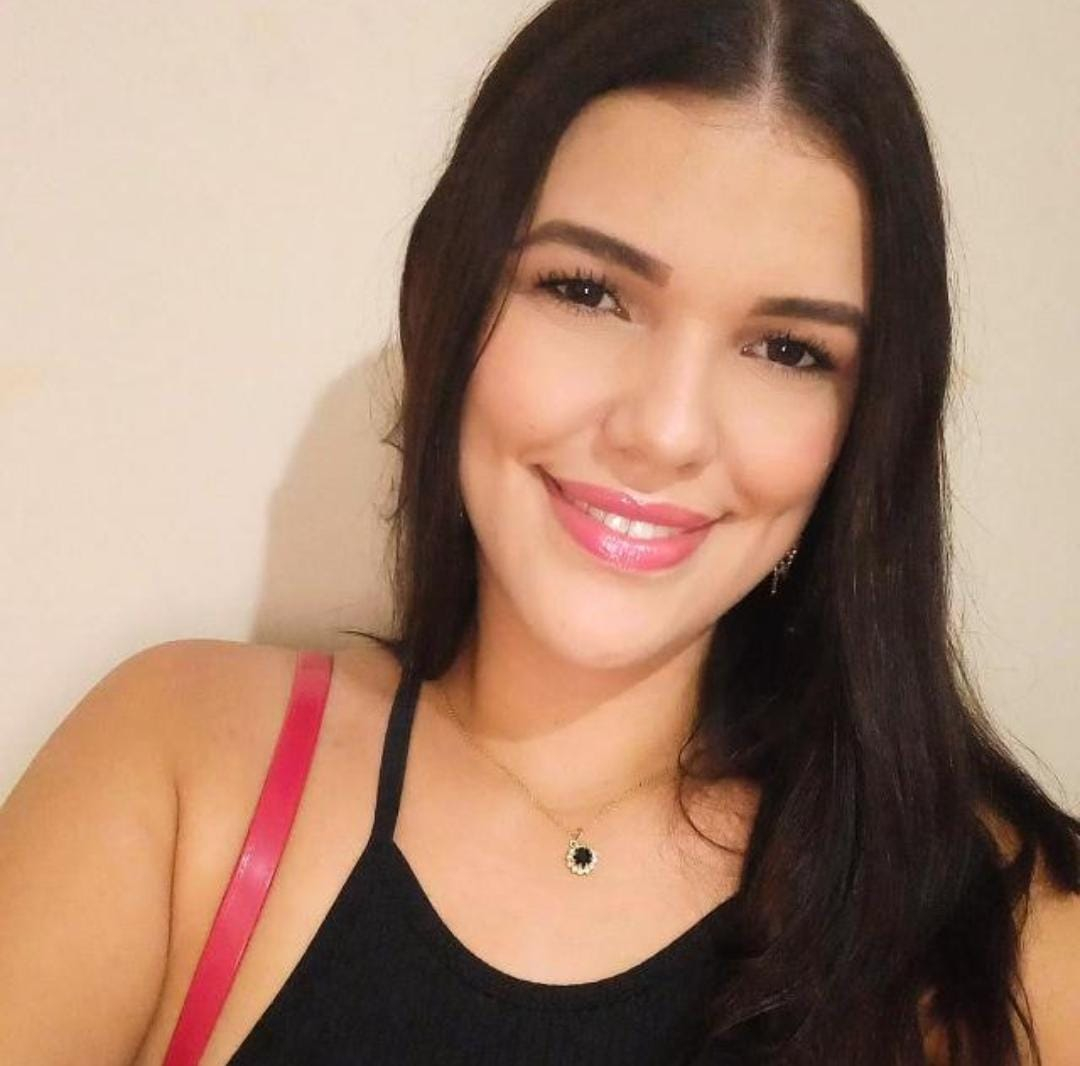 Mulher sorri.