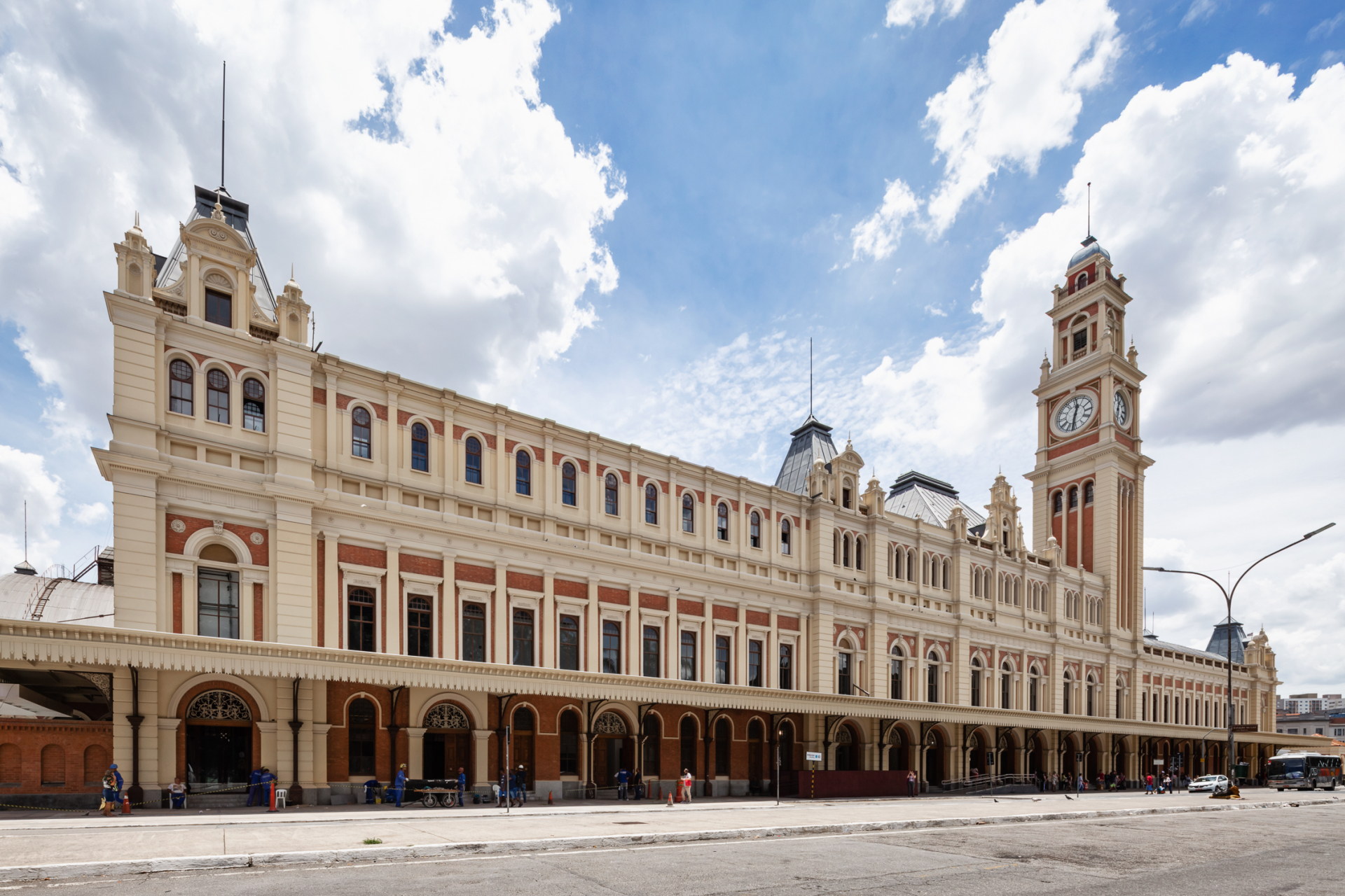 A imagem mostra a fachada do Museu da Língua Portuguesa