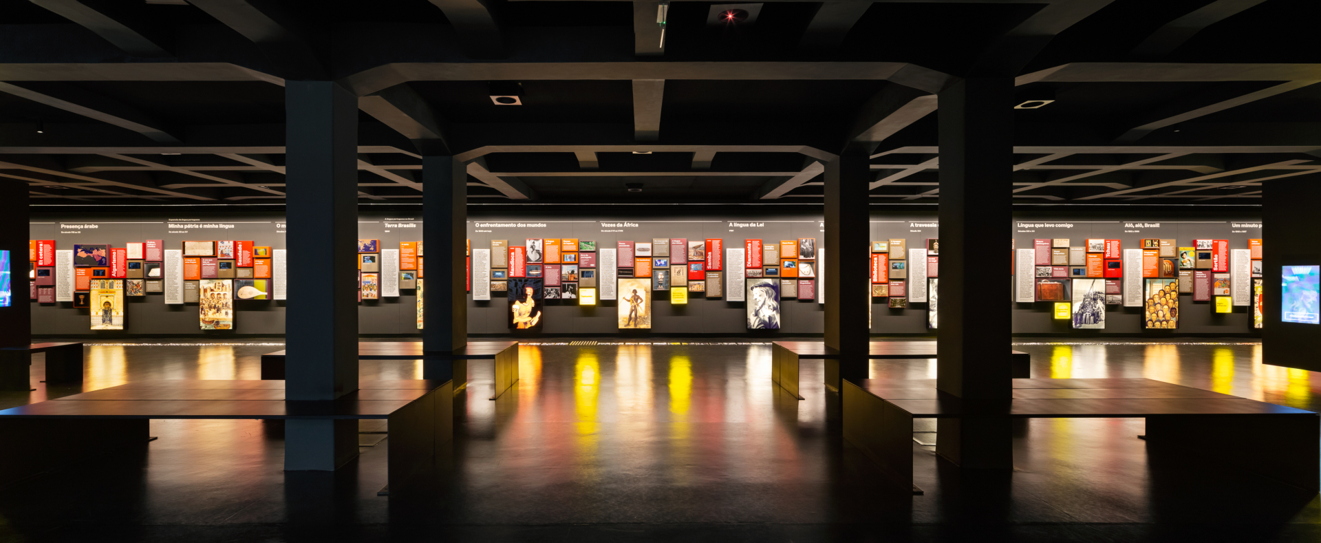 A imagem mostra a parte interna do Museu
