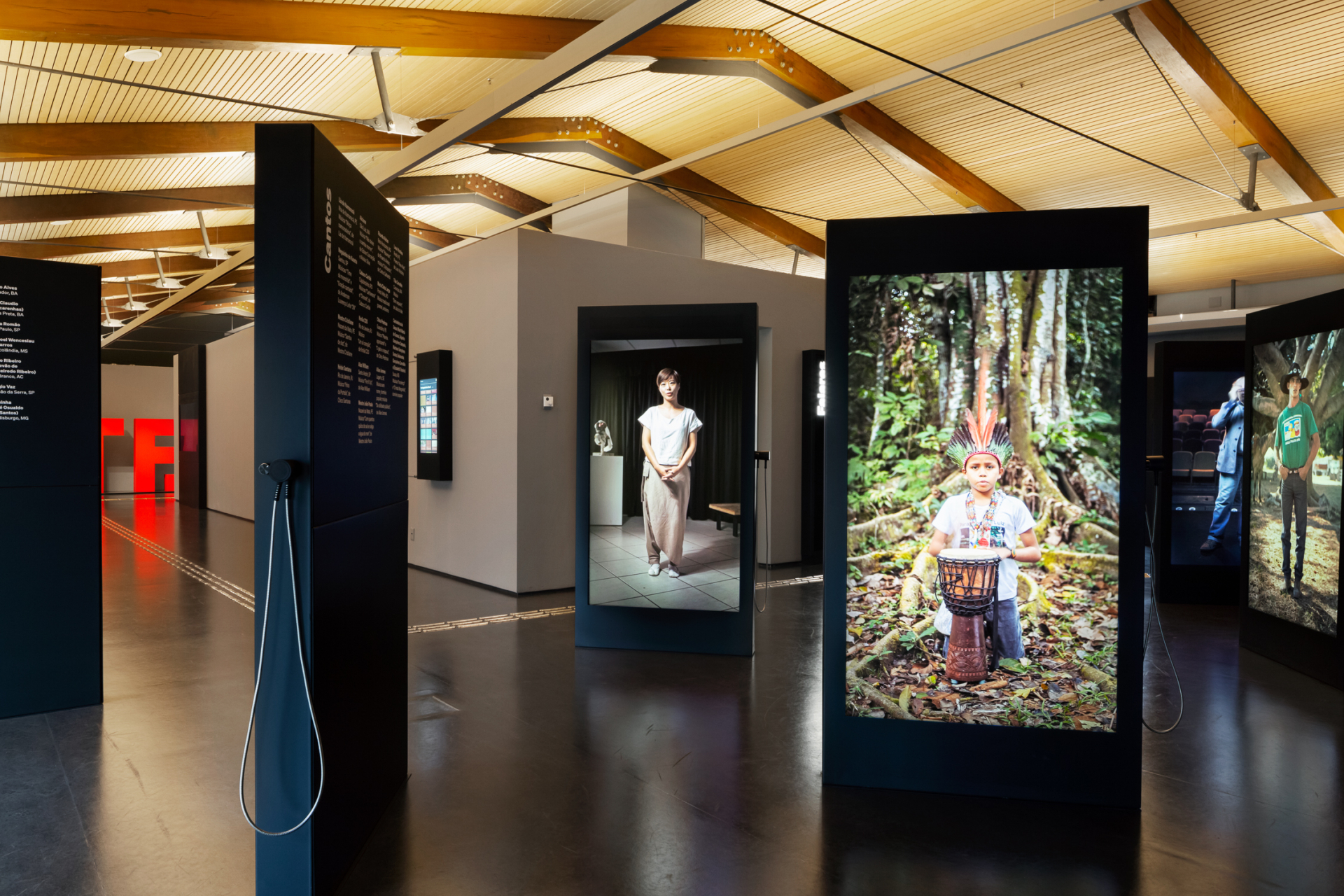 A imagem mostra expositores do Museu
