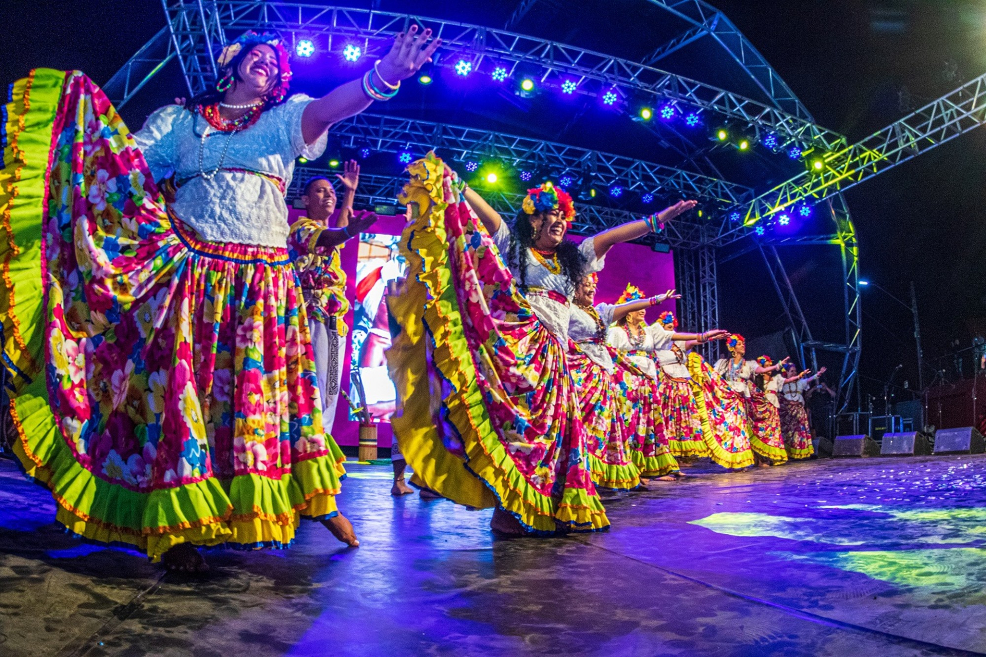 Um palco com diversas mulheres dançando