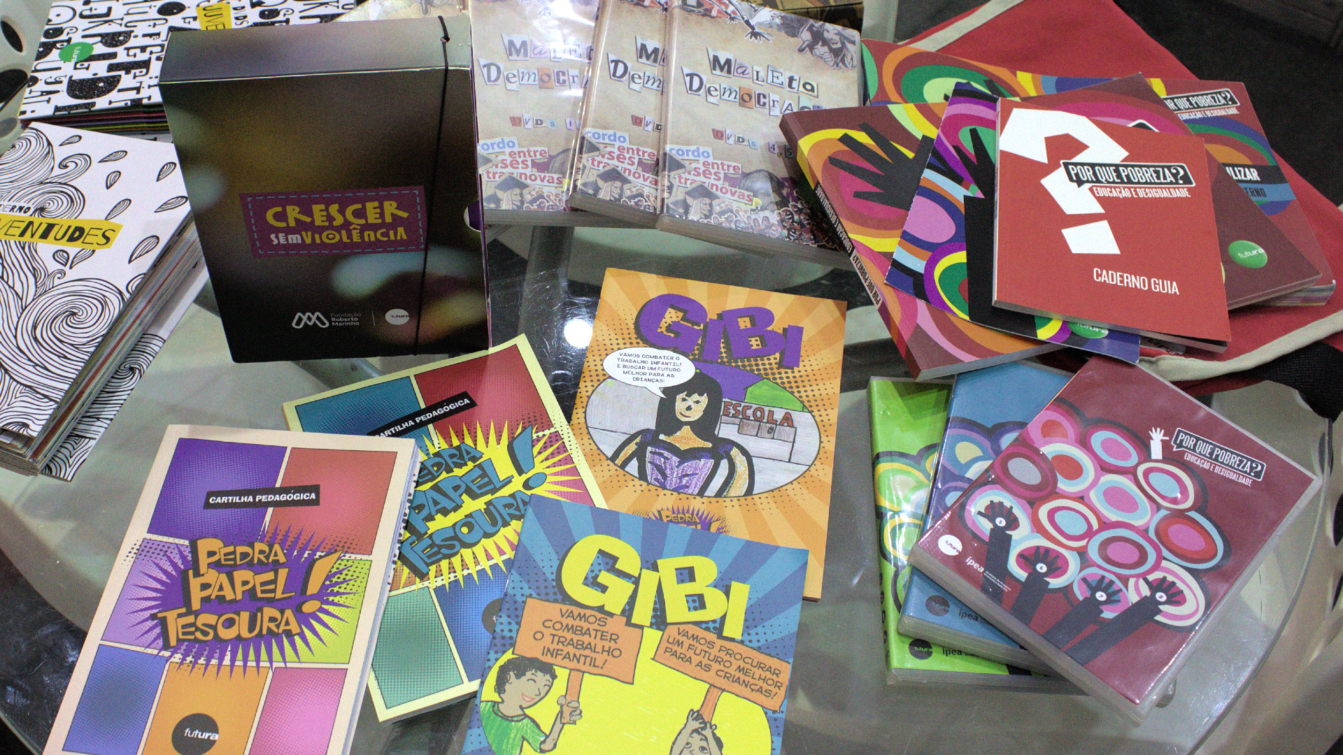 Livros coloridos dispostos sobre uma mesa.