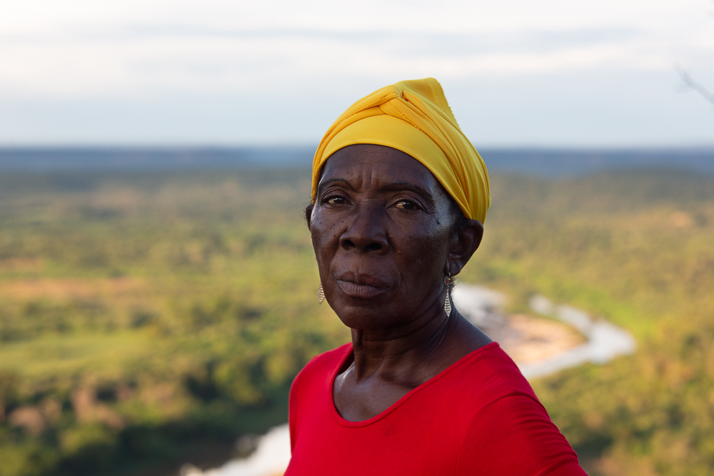 Uma idosa negra olhando para a câmera