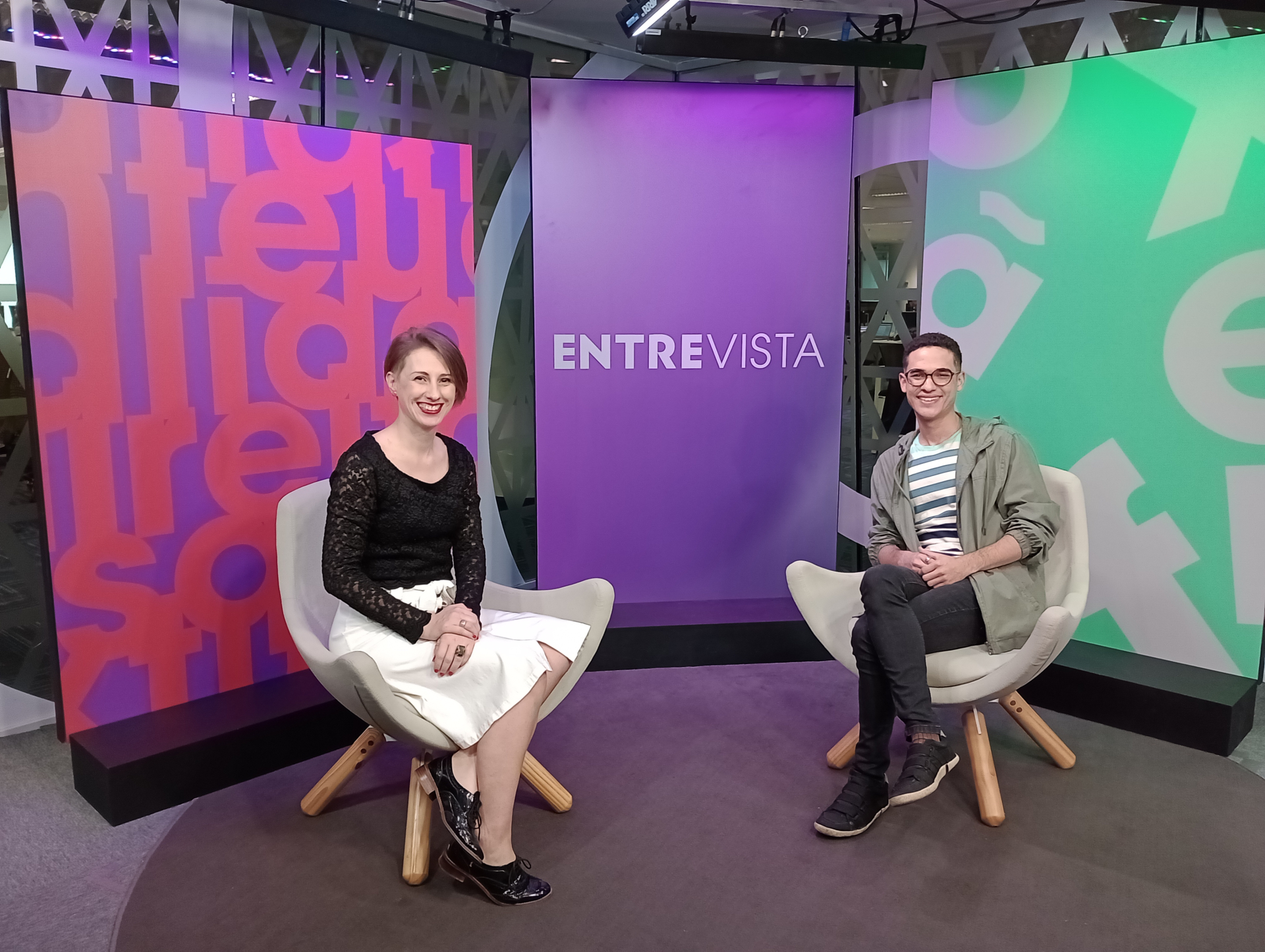 A imagem mostra os bastidores da nova temporada do Entrevista
