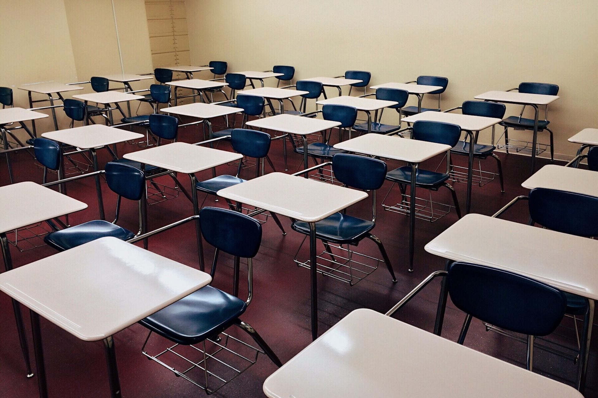 Uma sala de aula com cadeiras vazias