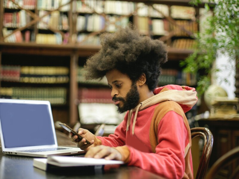 Um jovem em uma biblioteca 
