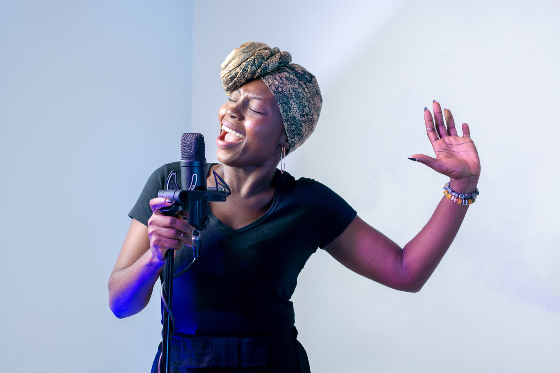 Uma mulher negra cantando