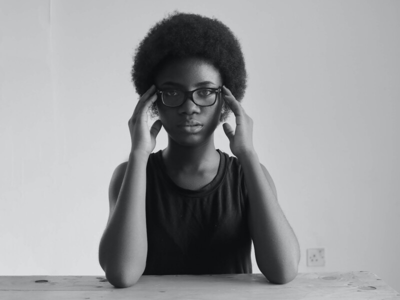 A imagem mostra uma jovem negra
