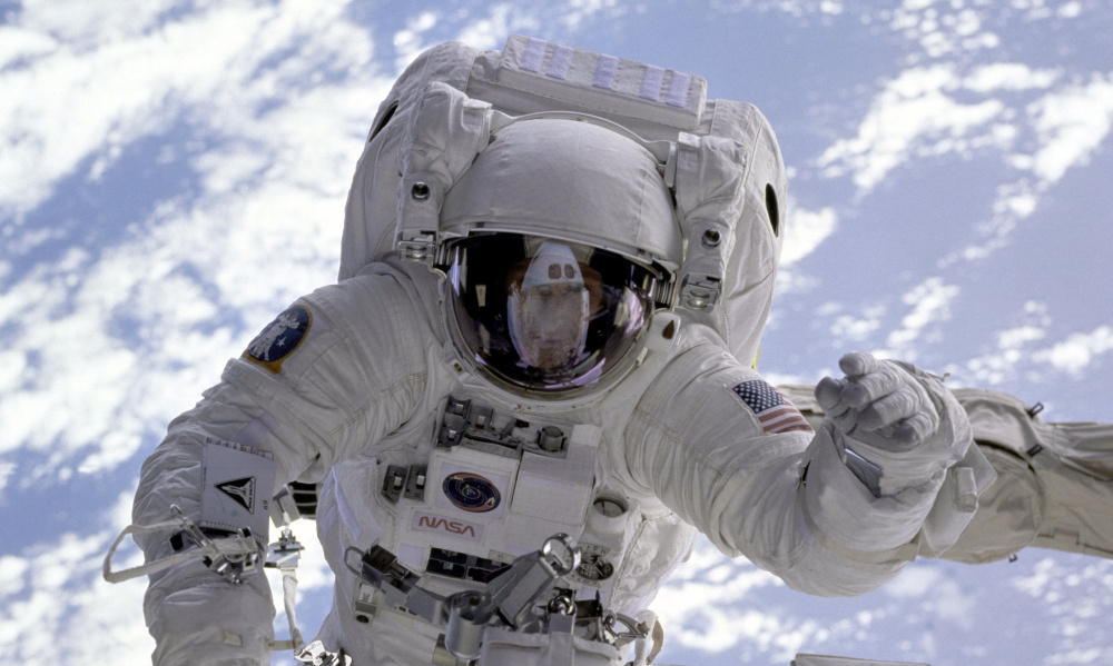 A imagem mostra uma astronauta