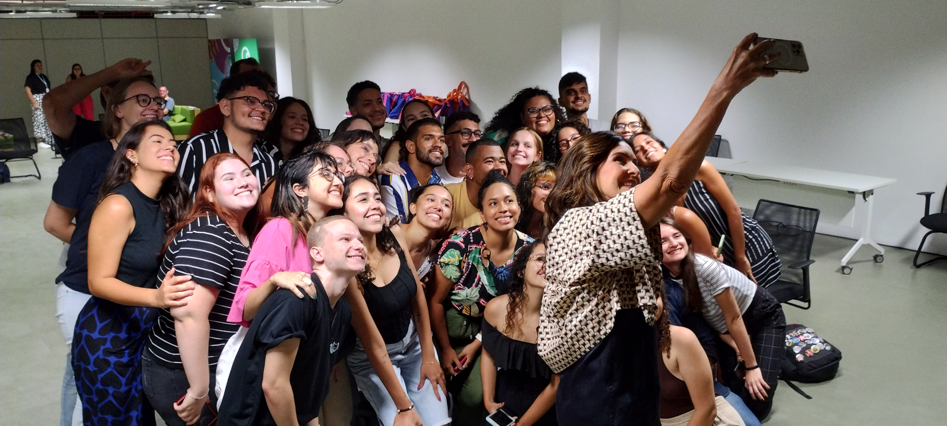 Fátima Bernardes faz uma selfie com os jovens atrás dela. Todas e todos sorriem.