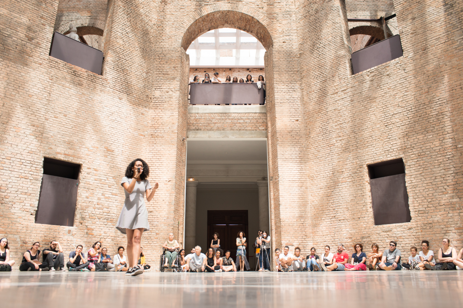Uma foto de Mídria Pereira na Pinacoteca de São Paulo