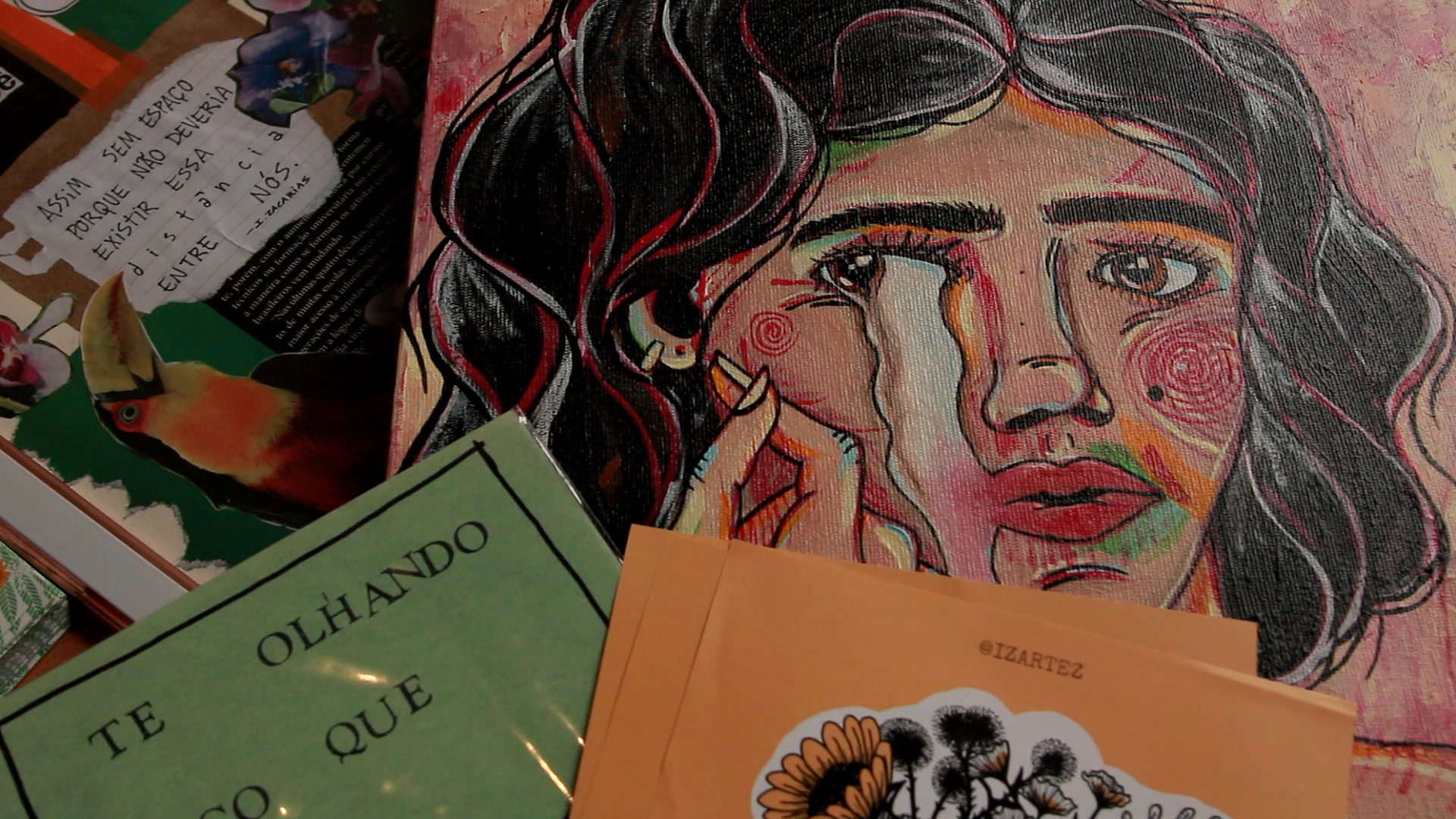 Papeis que remetem a cartas, de diferentes cores, com dizeres escritos neles. No papel que está embaixo dos demais, uma mulher está deesenhada e parece estar chorando.