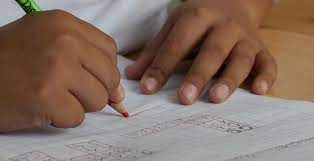 Um menino estudando matemática