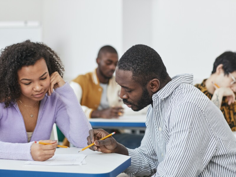 Estudantes em uma sala de aula